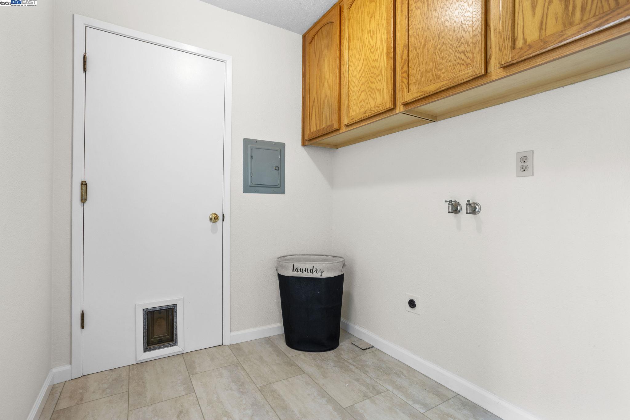 Detail Gallery Image 12 of 31 For 23920 Mayville Dr, Hayward,  CA 94541 - 3 Beds | 2/1 Baths