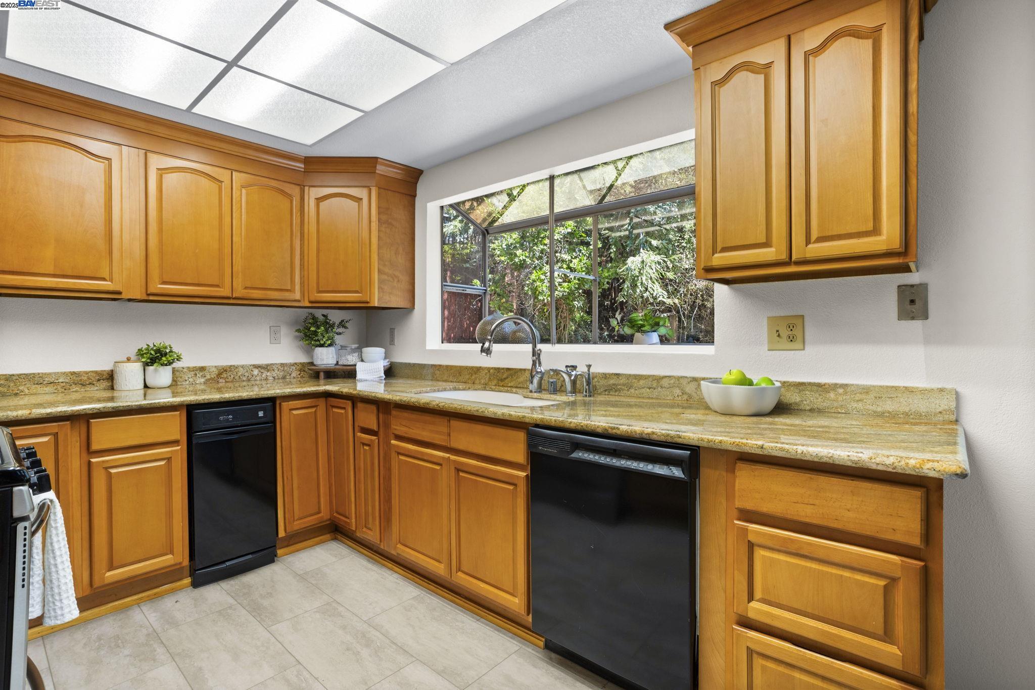 Detail Gallery Image 7 of 31 For 23920 Mayville Dr, Hayward,  CA 94541 - 3 Beds | 2/1 Baths