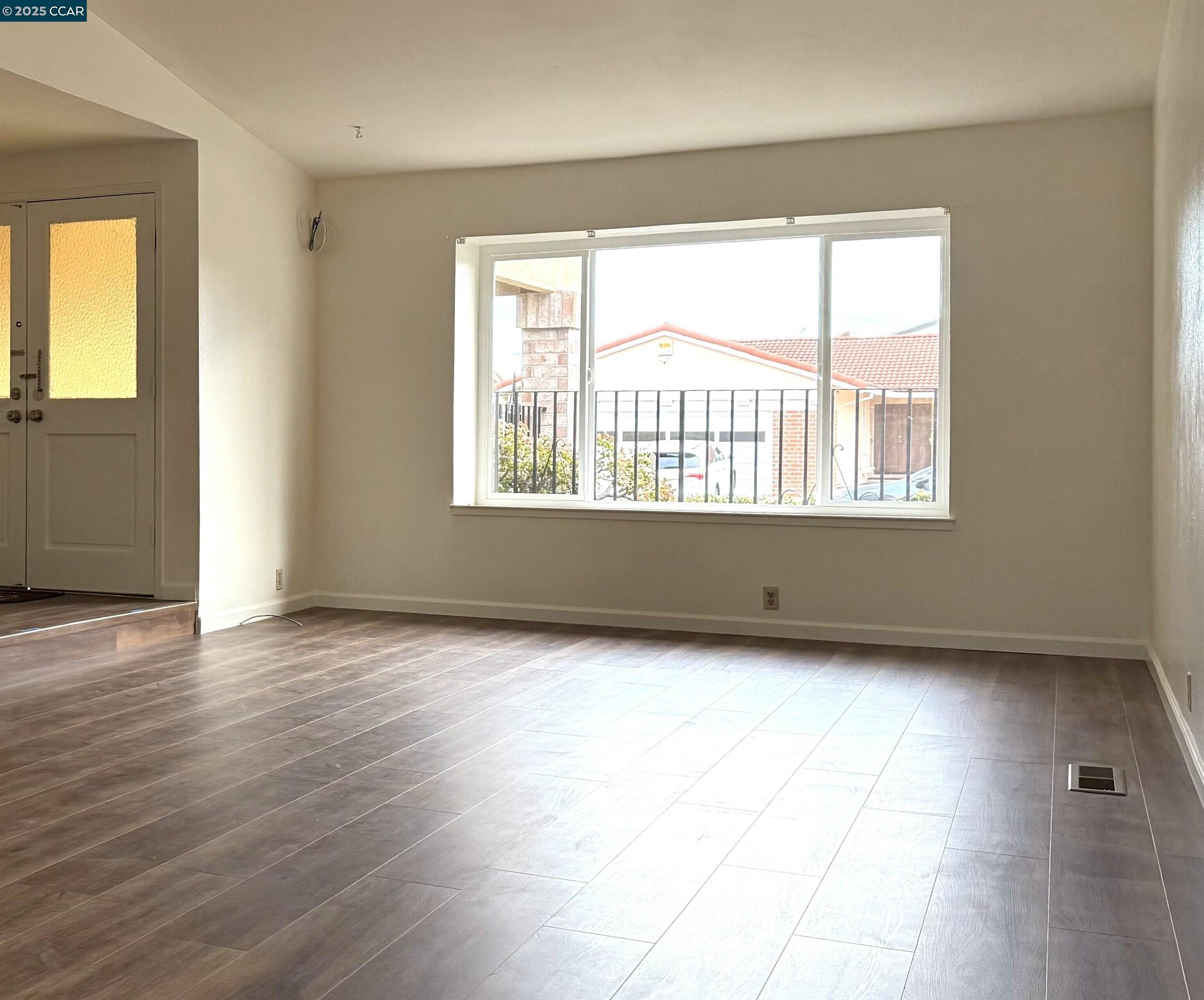 Detail Gallery Image 2 of 32 For 2471 Columbine Drive, Hayward,  CA 94545 - 4 Beds | 2/1 Baths