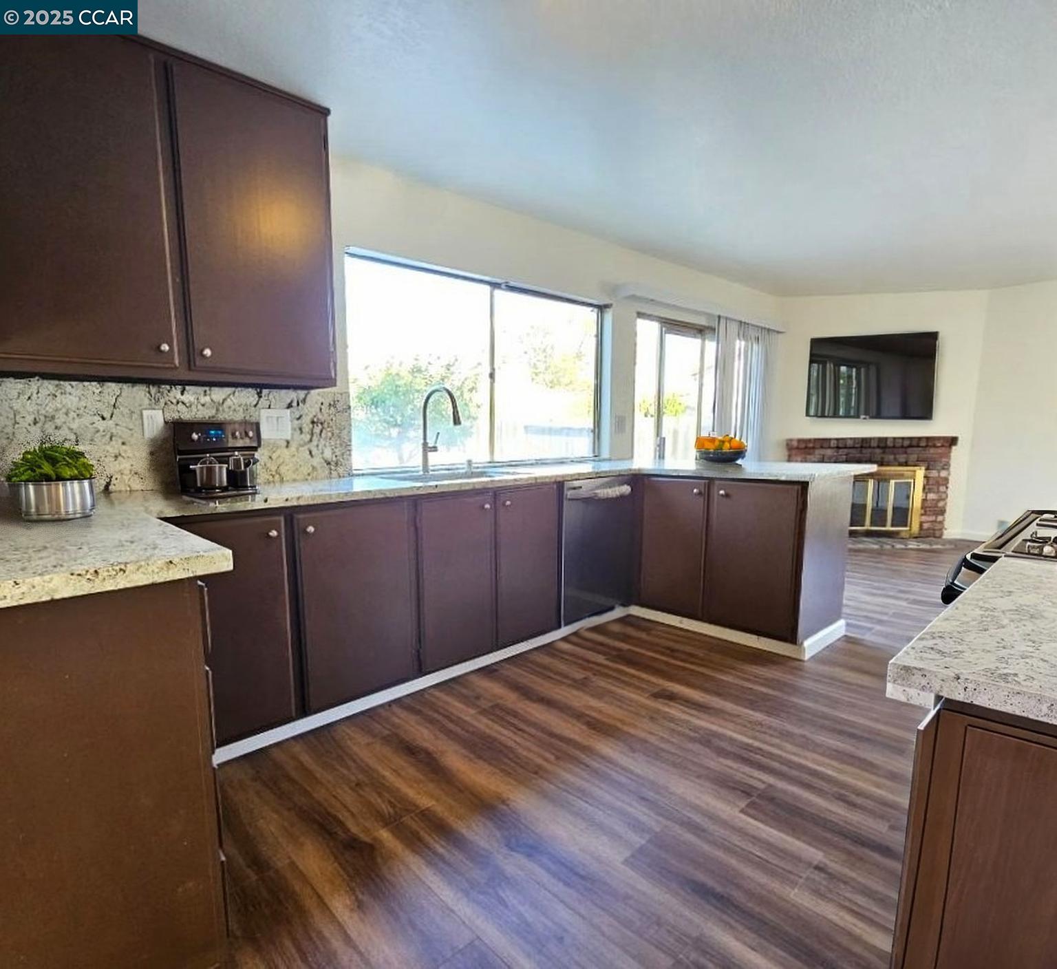 Detail Gallery Image 5 of 32 For 2471 Columbine Drive, Hayward,  CA 94545 - 4 Beds | 2/1 Baths