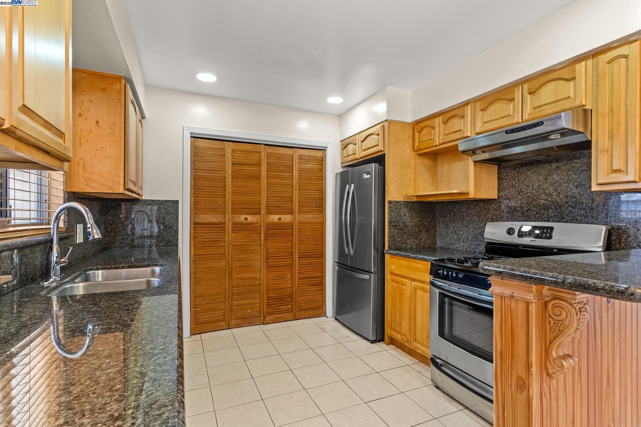Detail Gallery Image 12 of 25 For 1573 Marina Ct a,  San Mateo,  CA 94403 - 3 Beds | 1 Baths