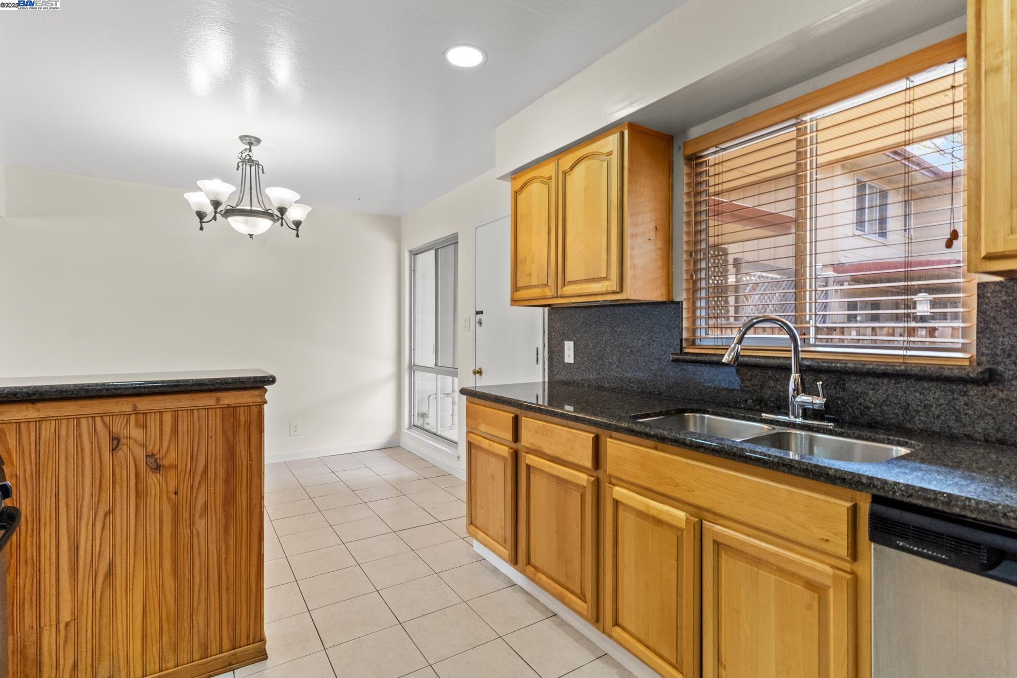 Detail Gallery Image 9 of 25 For 1573 Marina Ct a,  San Mateo,  CA 94403 - 3 Beds | 1 Baths