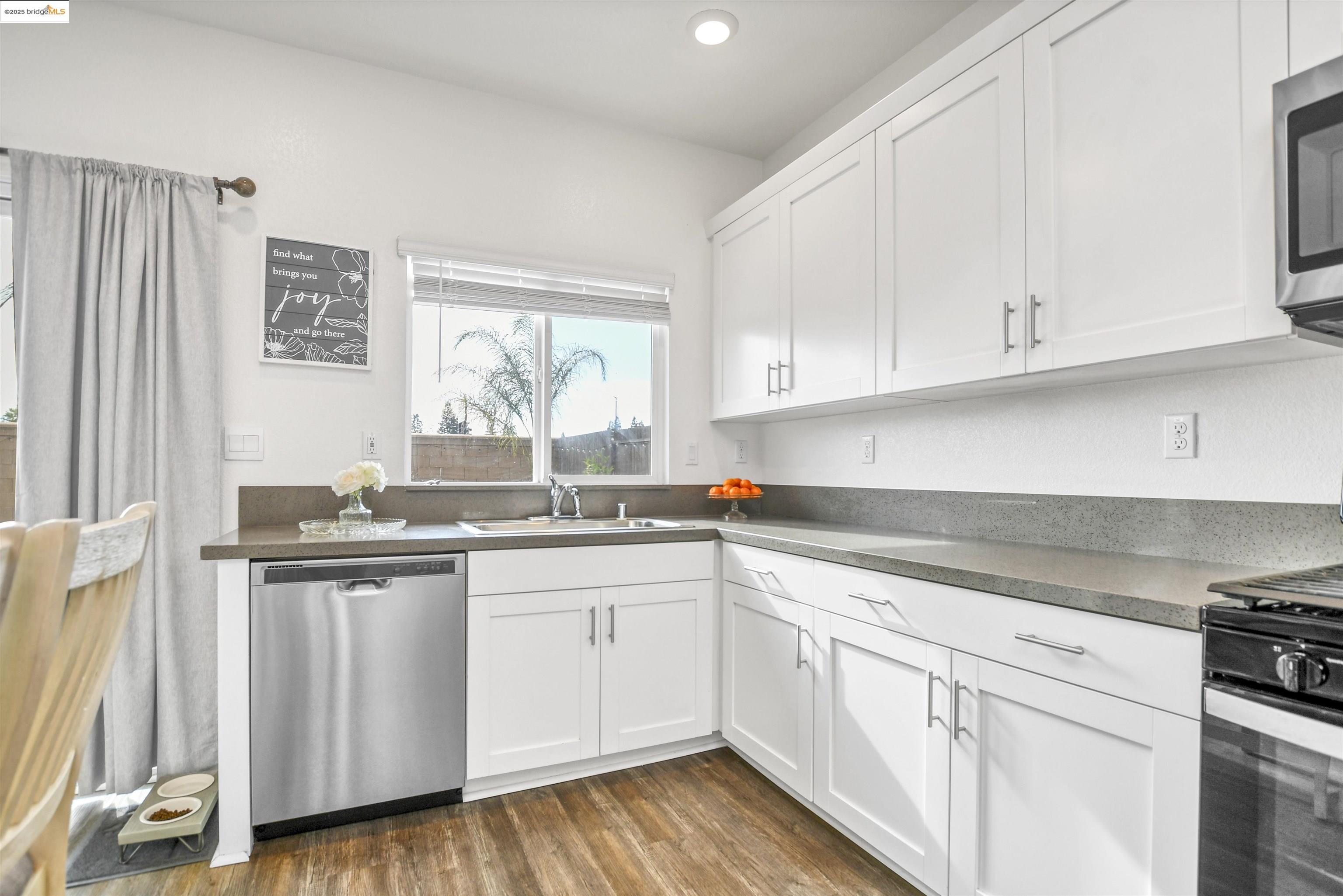 Detail Gallery Image 13 of 30 For 1413 Santini Ave, Manteca,  CA 95336 - 4 Beds | 2/1 Baths