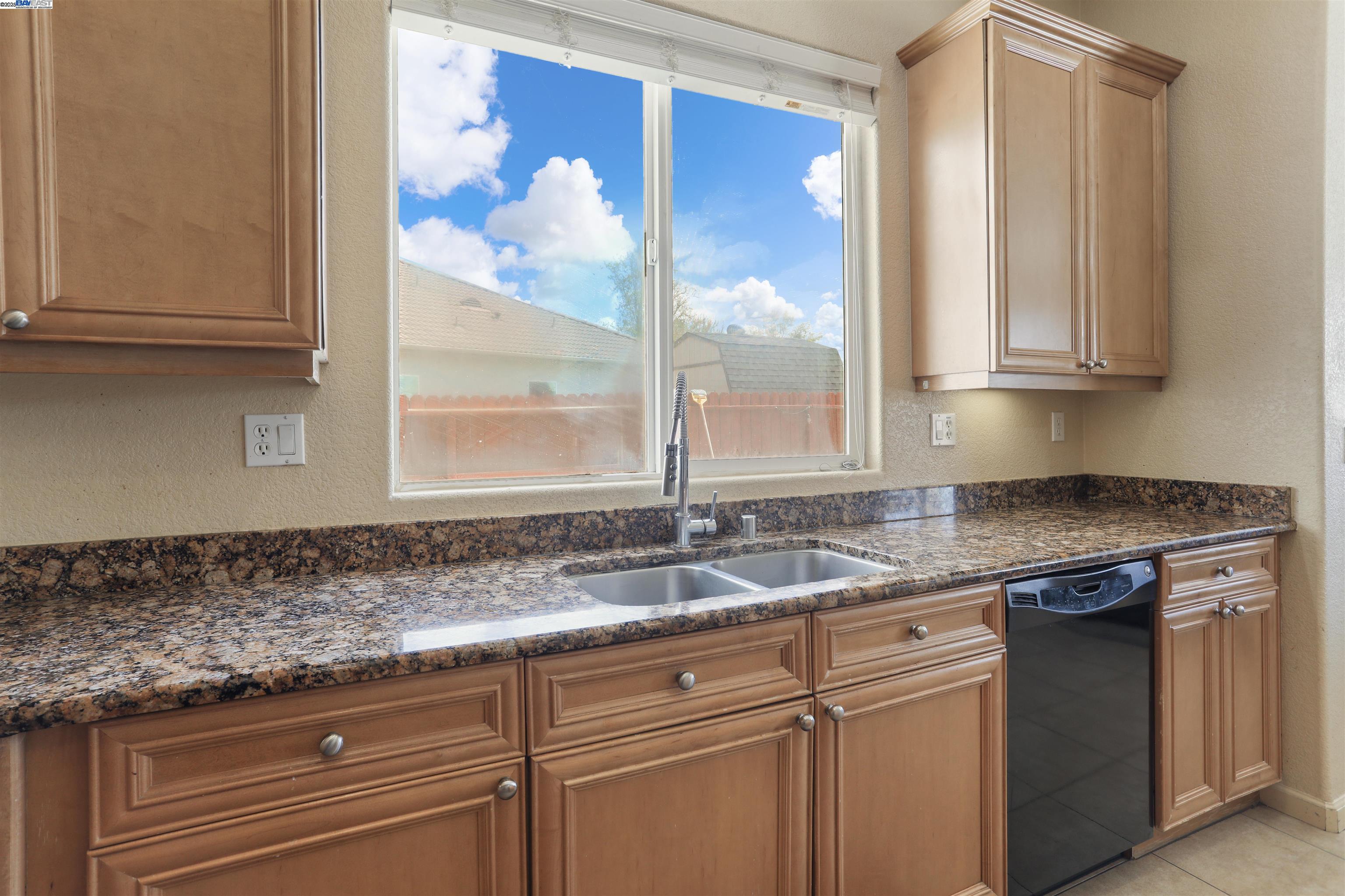 Detail Gallery Image 16 of 43 For 2156 Capistrano, Manteca,  CA 95337 - 5 Beds | 3/1 Baths