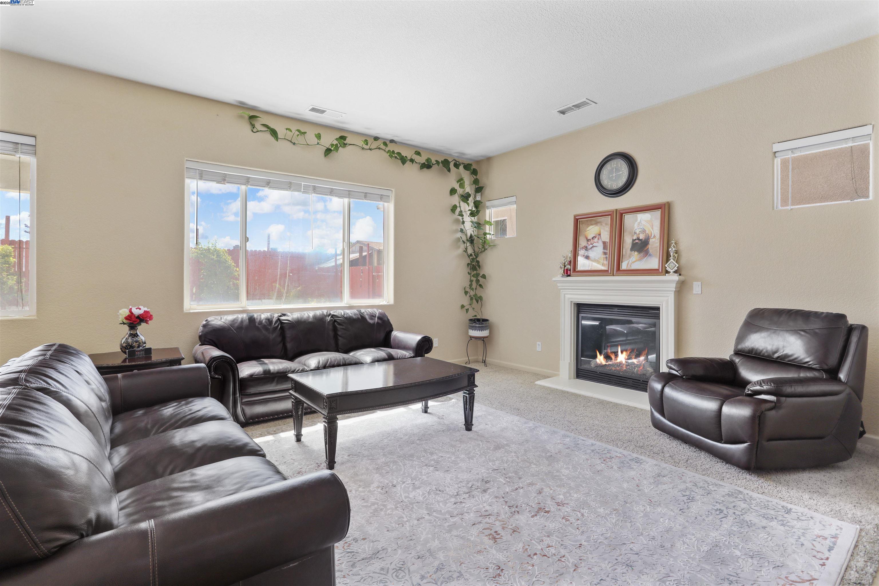 Detail Gallery Image 7 of 43 For 2156 Capistrano, Manteca,  CA 95337 - 5 Beds | 3/1 Baths