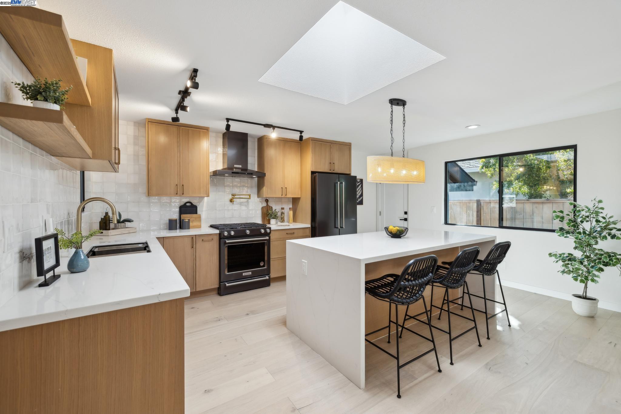 Detail Gallery Image 6 of 60 For 969 Kennard Way, Sunnyvale,  CA 94087 - 4 Beds | 4 Baths
