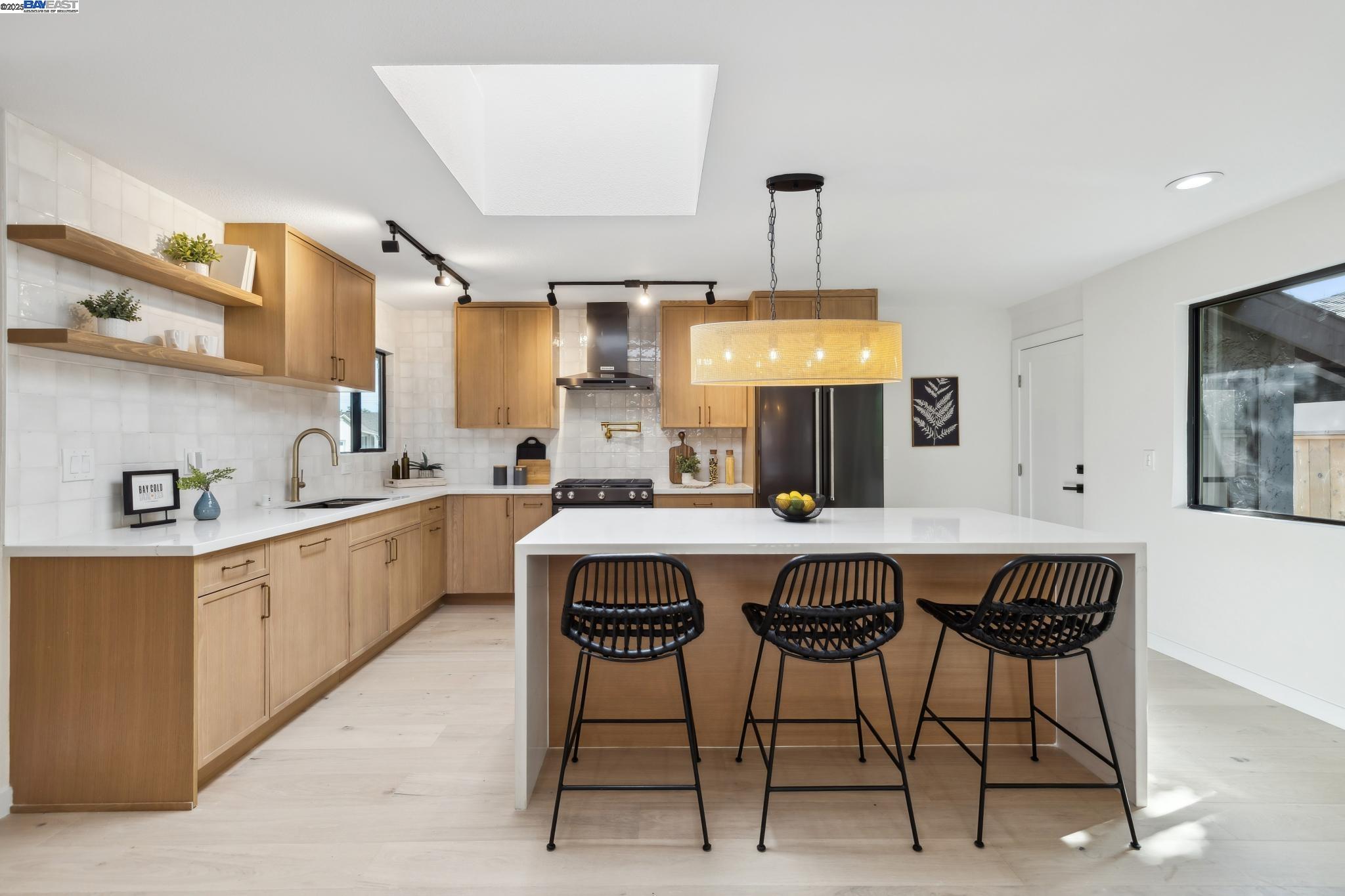 Detail Gallery Image 7 of 60 For 969 Kennard Way, Sunnyvale,  CA 94087 - 4 Beds | 4 Baths