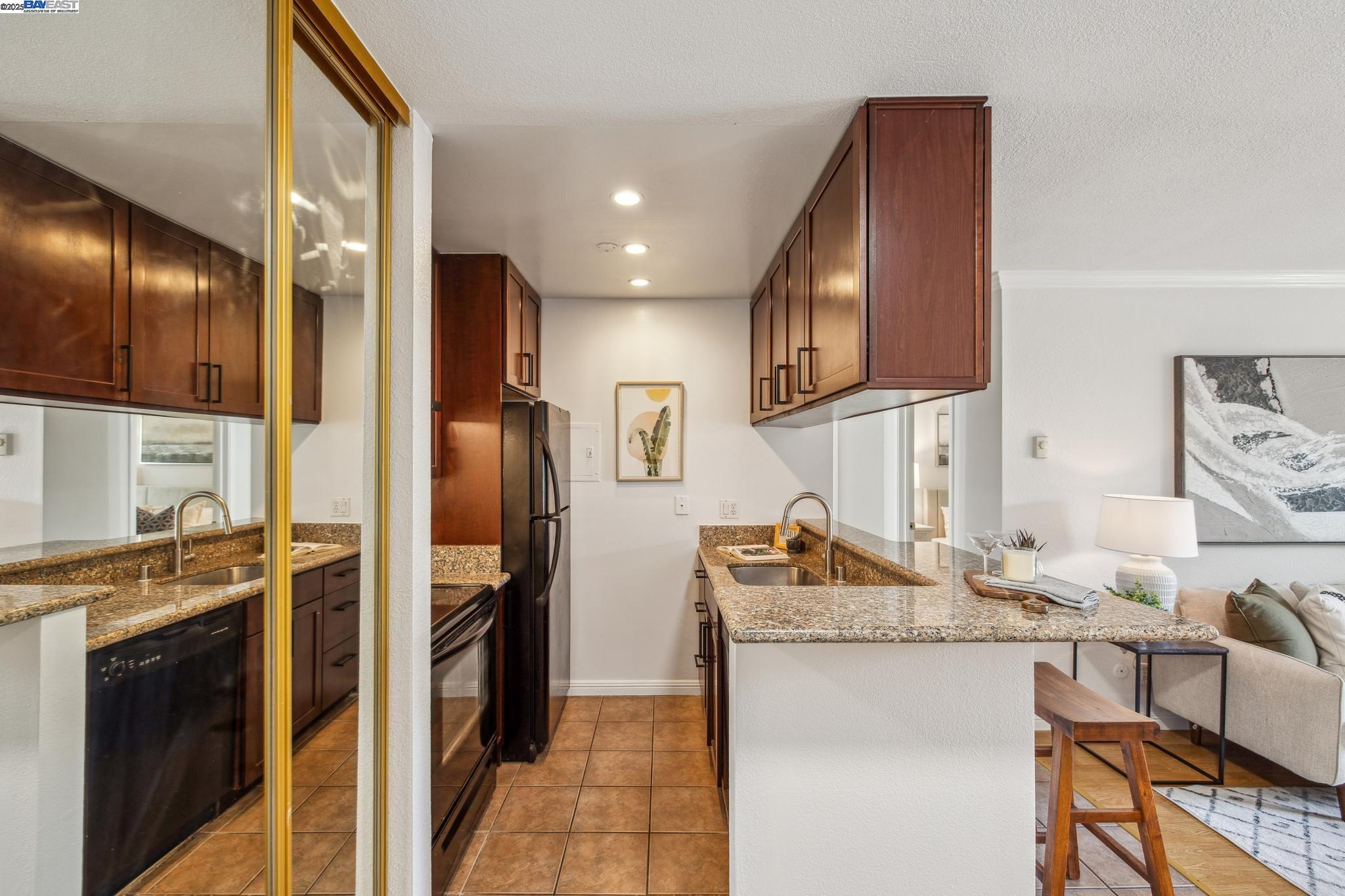 Detail Gallery Image 4 of 26 For 141 Piccadilly Pl #B,  San Bruno,  CA 94066 - 1 Beds | 1 Baths