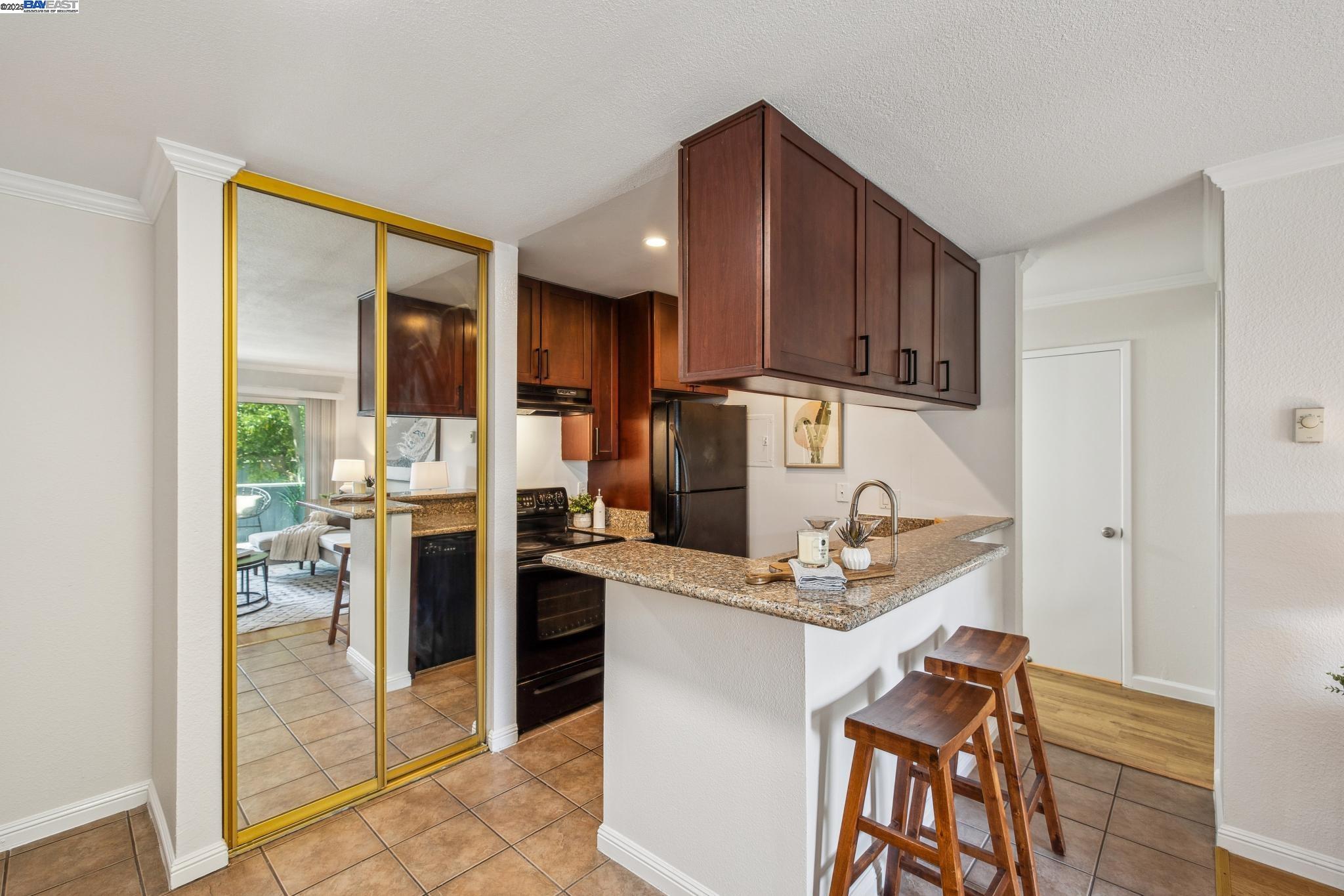 Detail Gallery Image 5 of 26 For 141 Piccadilly Pl #B,  San Bruno,  CA 94066 - 1 Beds | 1 Baths