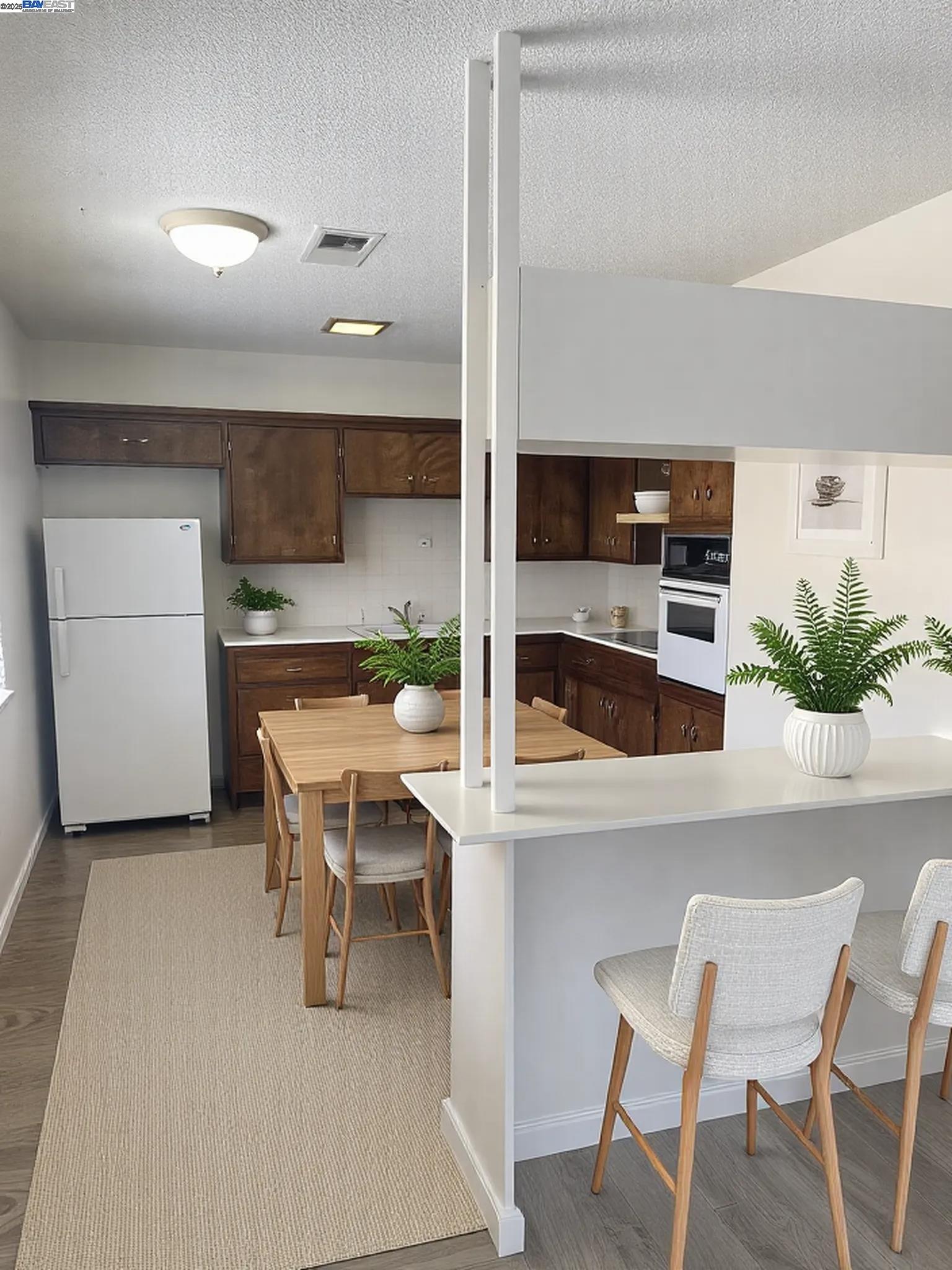 Detail Gallery Image 6 of 17 For 910 F, Davis,  CA 95616 - 2 Beds | 1 Baths