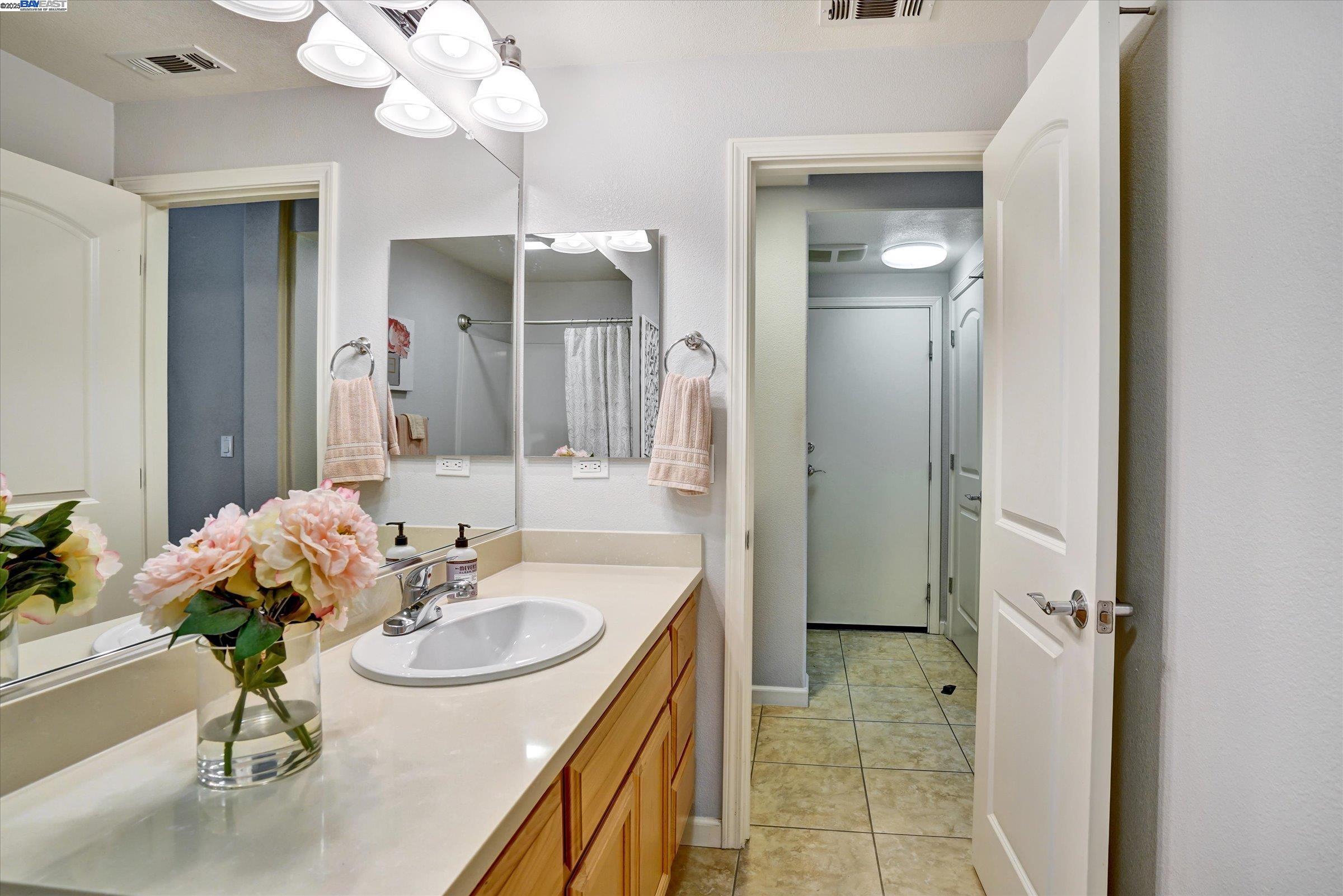 Detail Gallery Image 11 of 53 For 140 Selby Ln #4,  Livermore,  CA 94551 - 3 Beds | 3/1 Baths