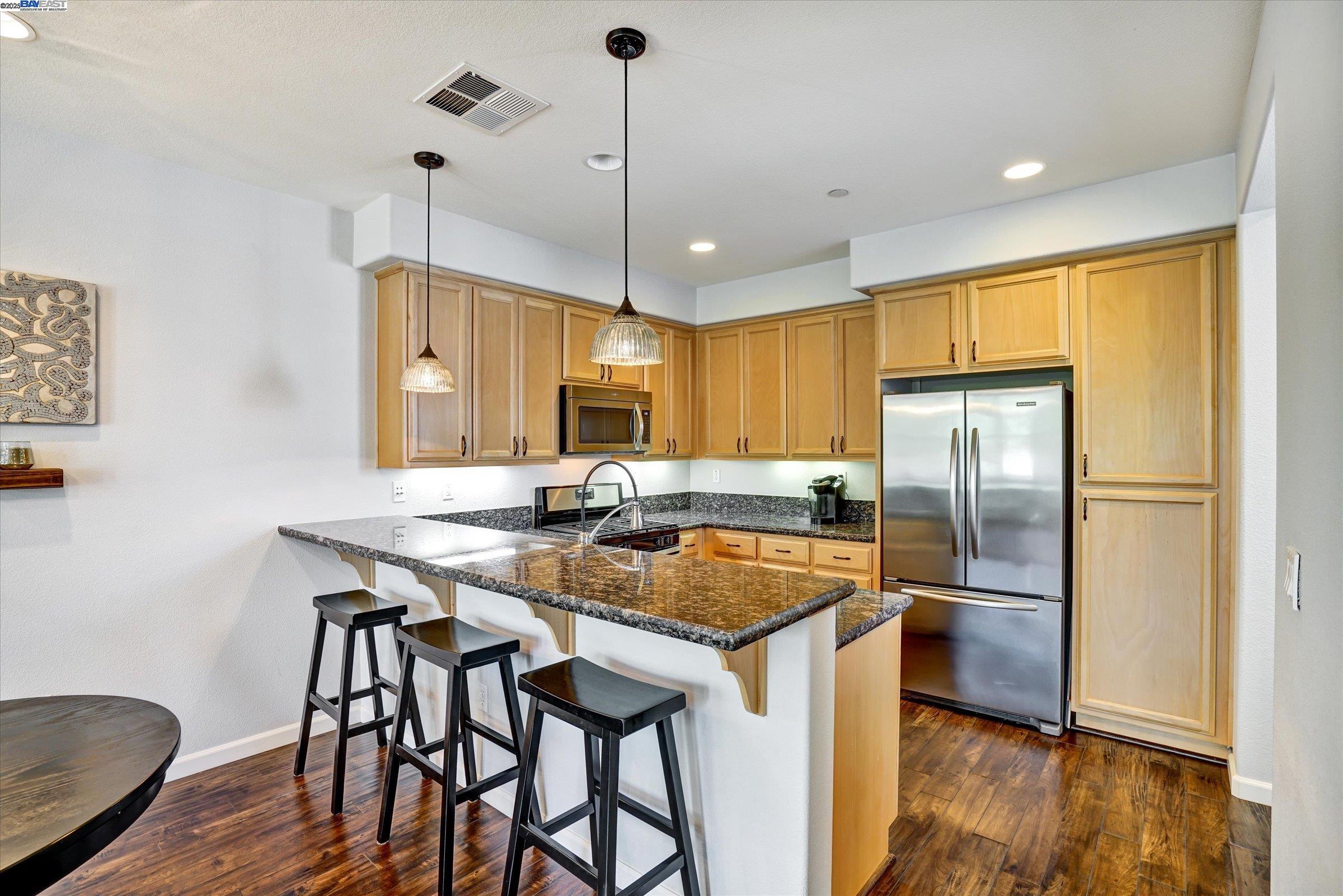 Detail Gallery Image 14 of 53 For 140 Selby Ln #4,  Livermore,  CA 94551 - 3 Beds | 3/1 Baths