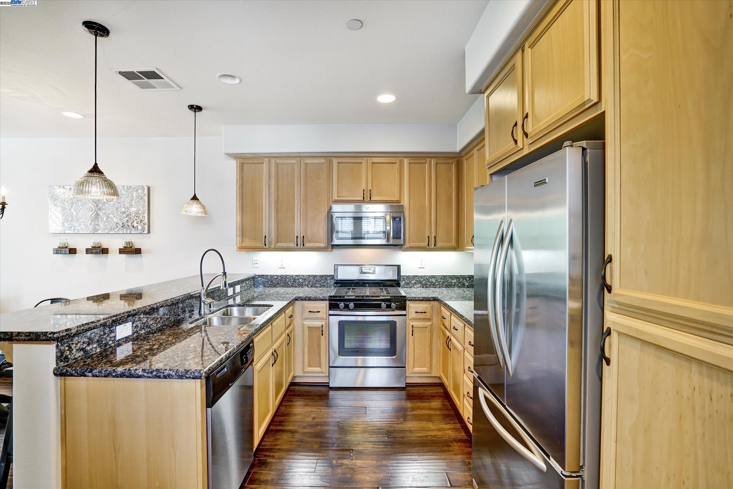 Detail Gallery Image 15 of 53 For 140 Selby Ln #4,  Livermore,  CA 94551 - 3 Beds | 3/1 Baths