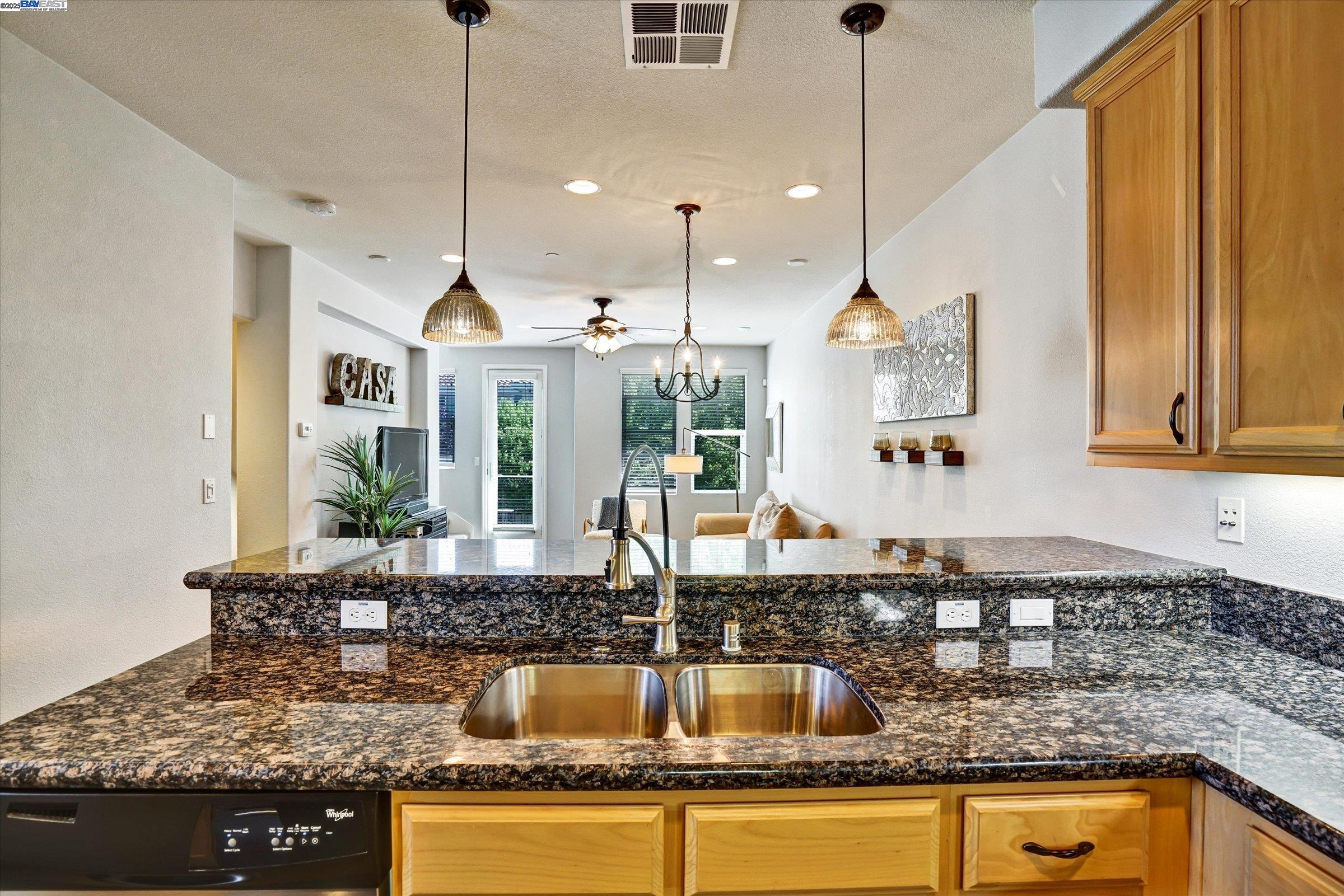 Detail Gallery Image 17 of 53 For 140 Selby Ln #4,  Livermore,  CA 94551 - 3 Beds | 3/1 Baths
