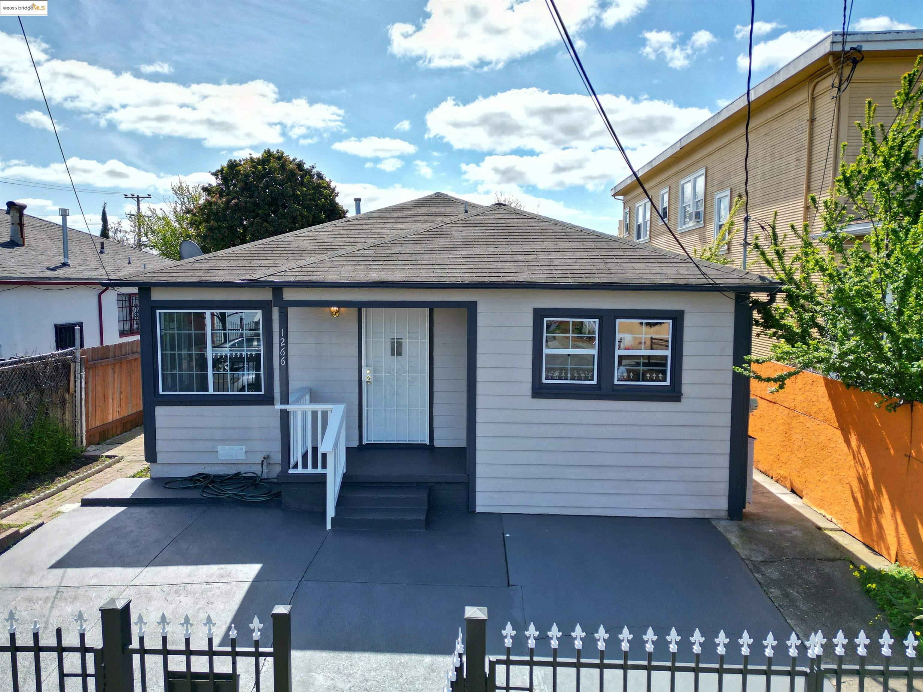 Detail Gallery Image 1 of 1 For 1266 83rd Ave, Oakland,  CA 94621 - 4 Beds | 2/1 Baths