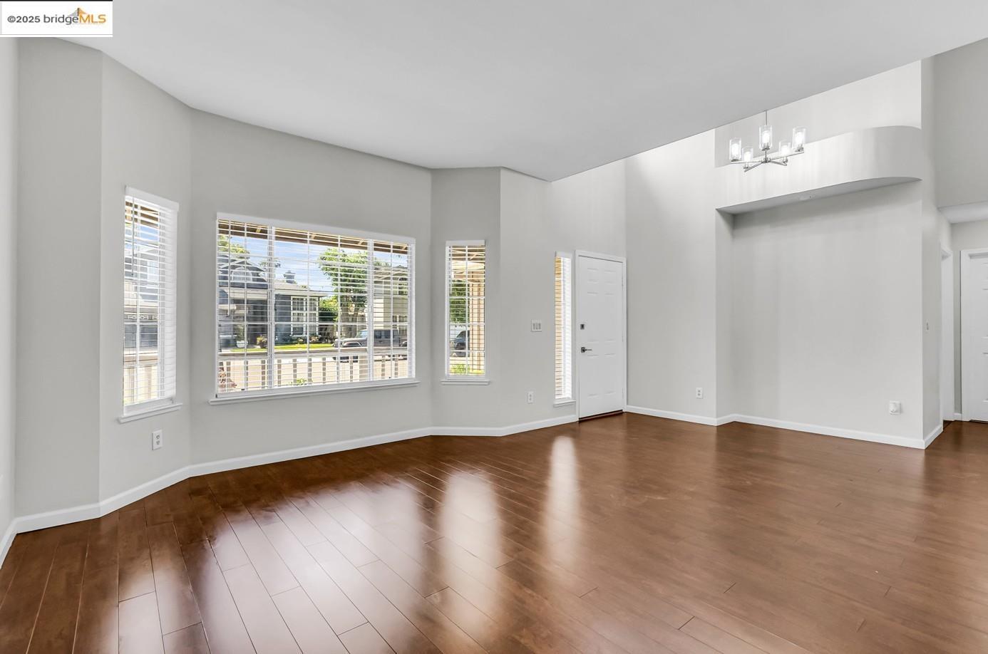 Detail Gallery Image 5 of 29 For 9438 Tuscany Circle, Stockton,  CA 95207-9999 - 3 Beds | 2 Baths