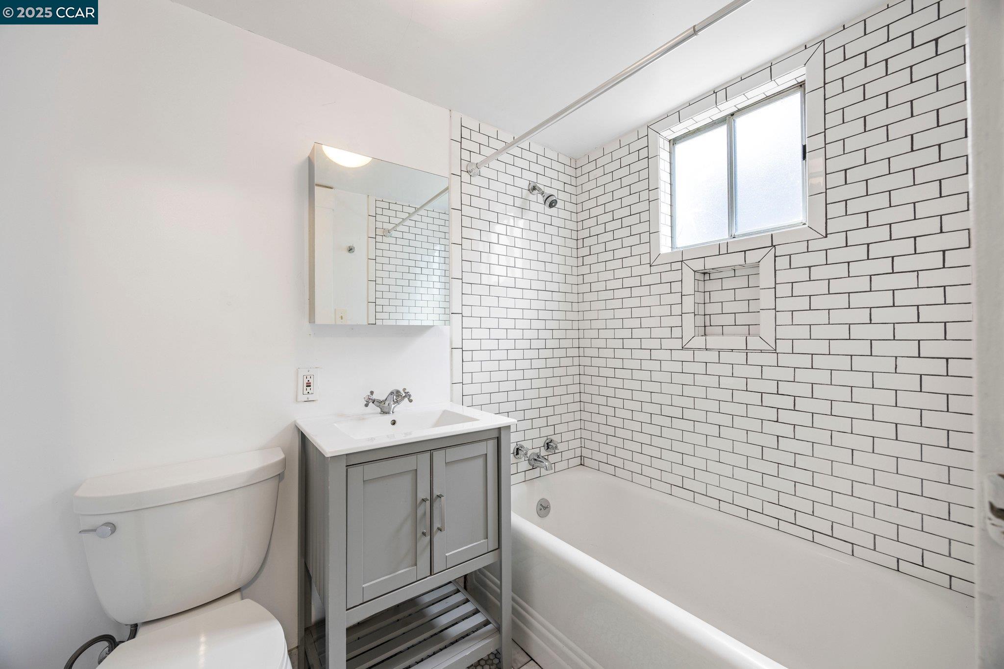 Detail Gallery Image 7 of 15 For 1015 47th St #B,  Emeryville,  CA 94608 - 2 Beds | 2 Baths