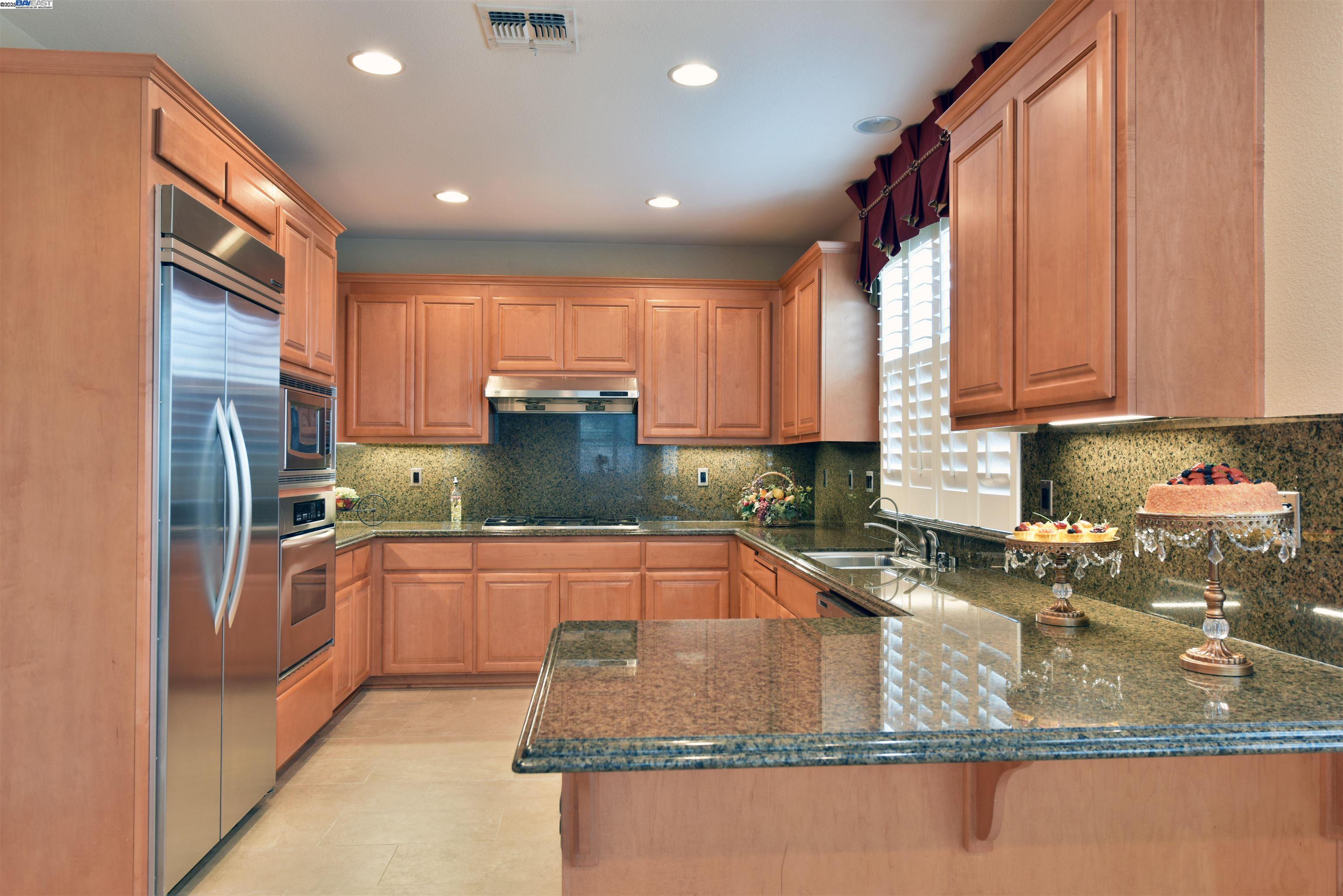 Detail Gallery Image 5 of 16 For 35 Belize Ct, Tracy,  CA 95377 - 5 Beds | 3 Baths