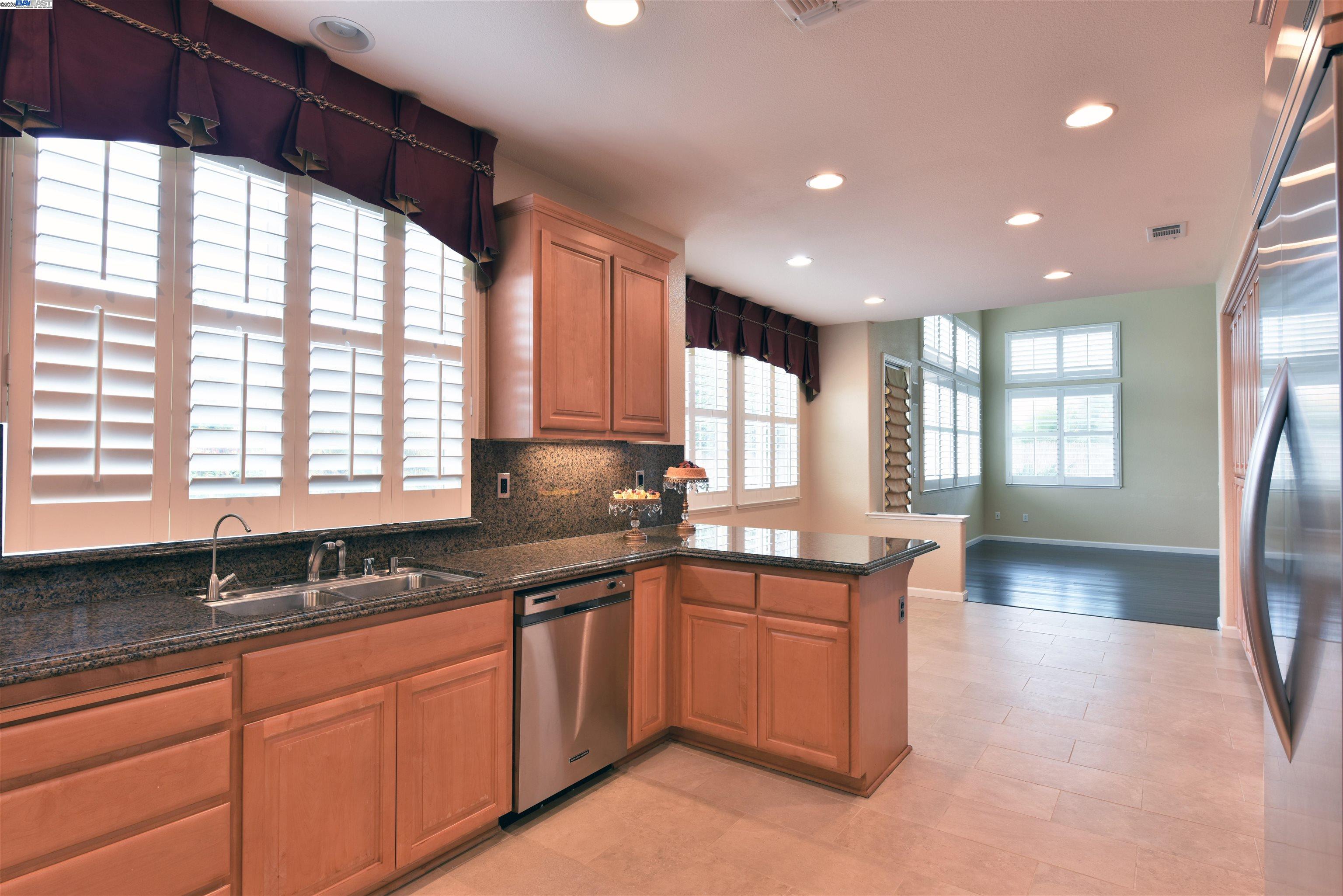 Detail Gallery Image 6 of 16 For 35 Belize Ct, Tracy,  CA 95377 - 5 Beds | 3 Baths
