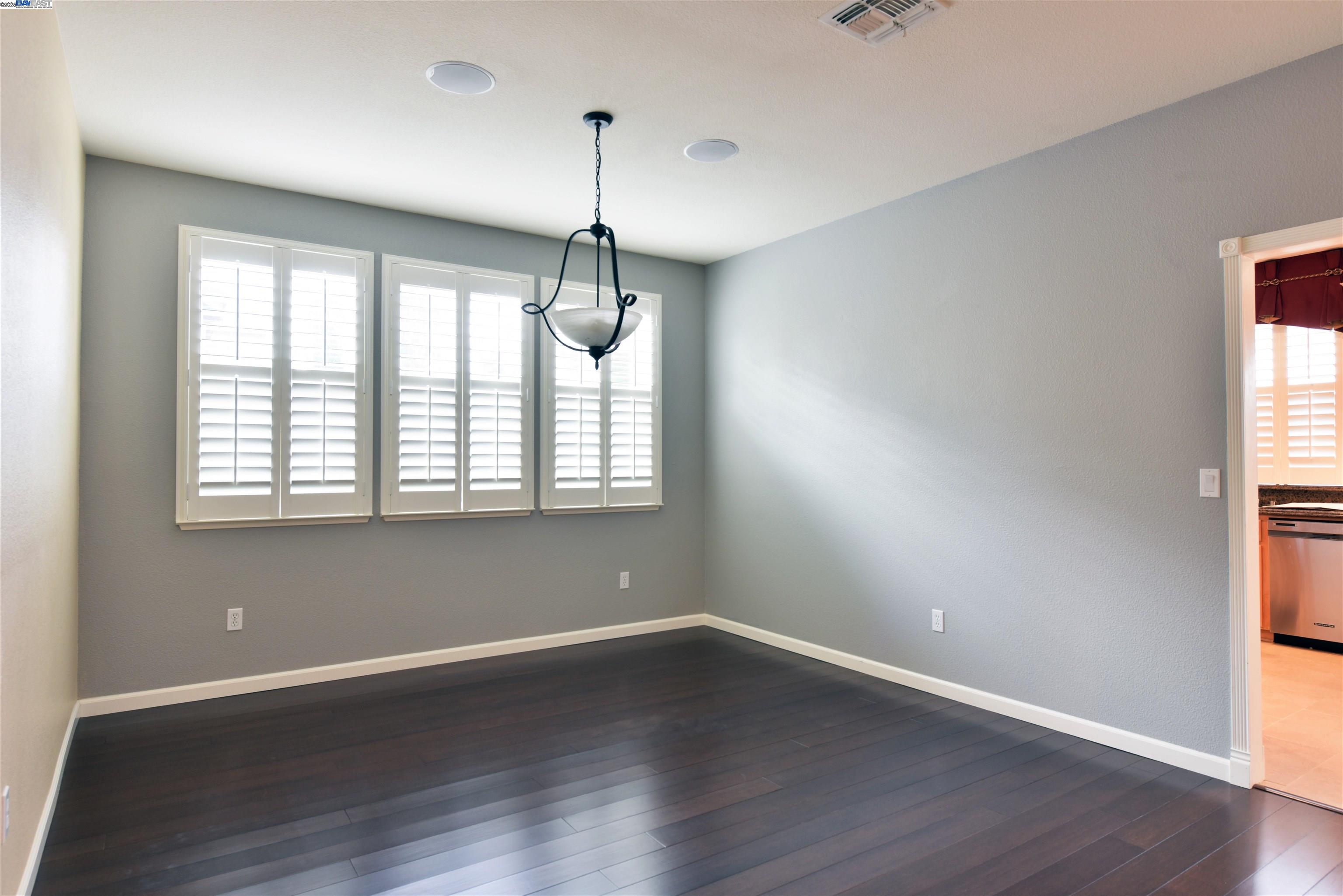 Detail Gallery Image 8 of 16 For 35 Belize Ct, Tracy,  CA 95377 - 5 Beds | 3 Baths