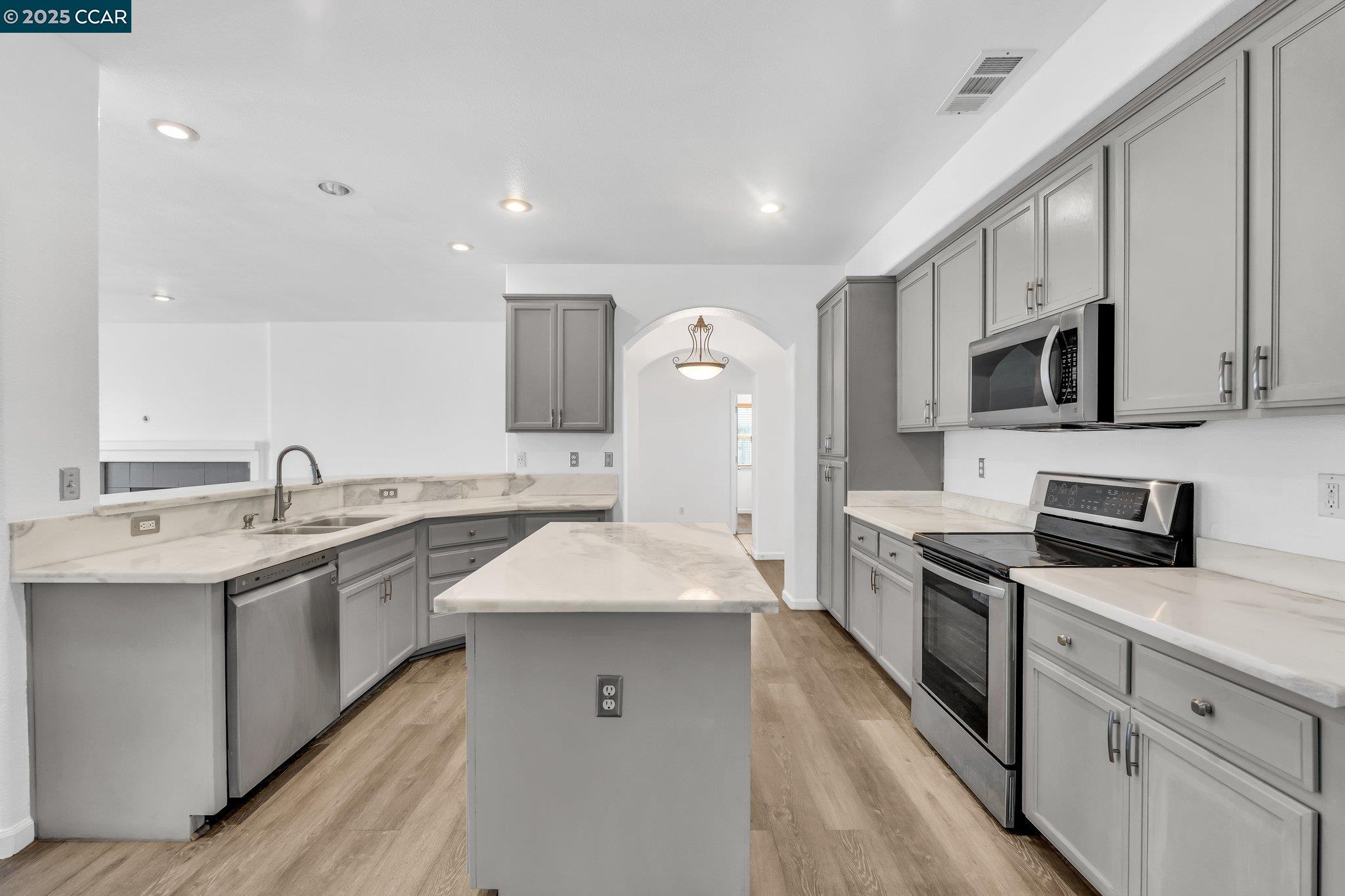 Detail Gallery Image 7 of 28 For 3204 Esser Ct, Modesto,  CA 95355 - 4 Beds | 2 Baths