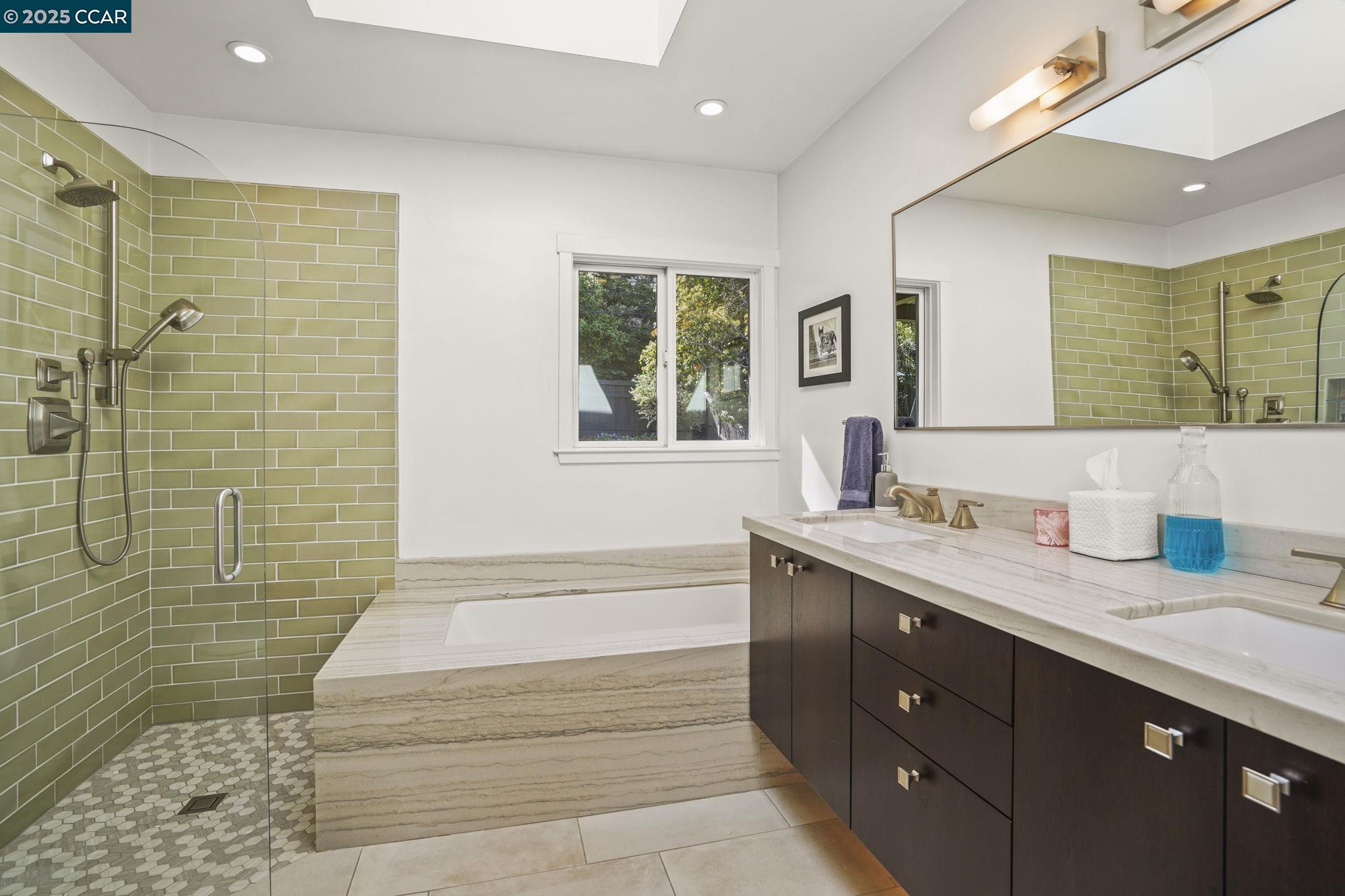 Detail Gallery Image 11 of 47 For 4421 Canyon Way, Martinez,  CA 94553-3727 - 3 Beds | 3 Baths