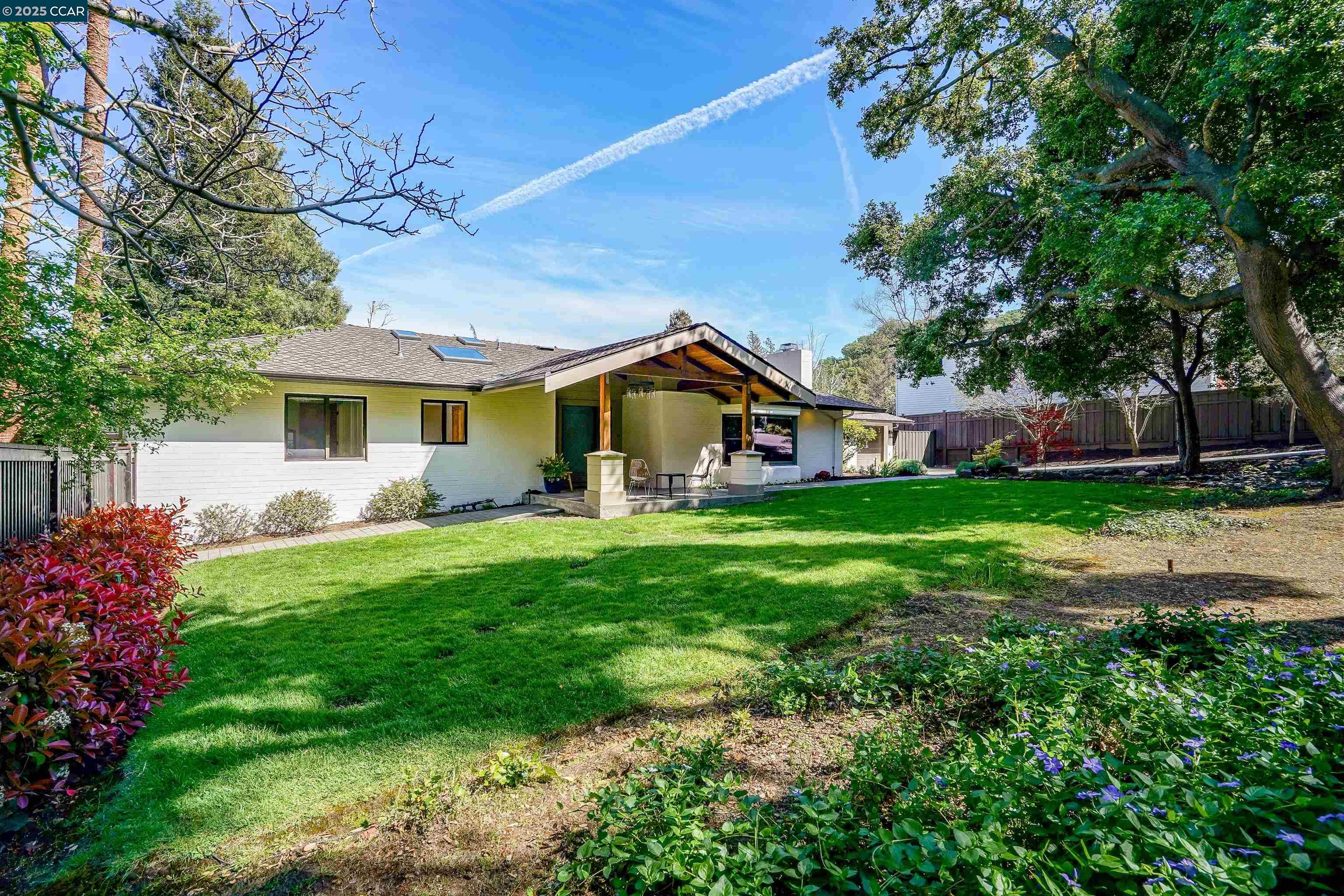 Detail Gallery Image 5 of 47 For 4421 Canyon Way, Martinez,  CA 94553-3727 - 3 Beds | 3 Baths
