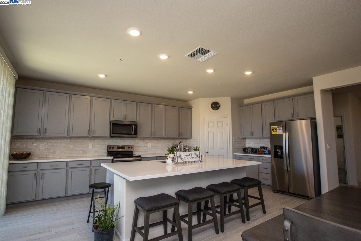 Detail Gallery Image 4 of 25 For 5461 Oneida Way, Antioch,  CA 94531 - 4 Beds | 3 Baths