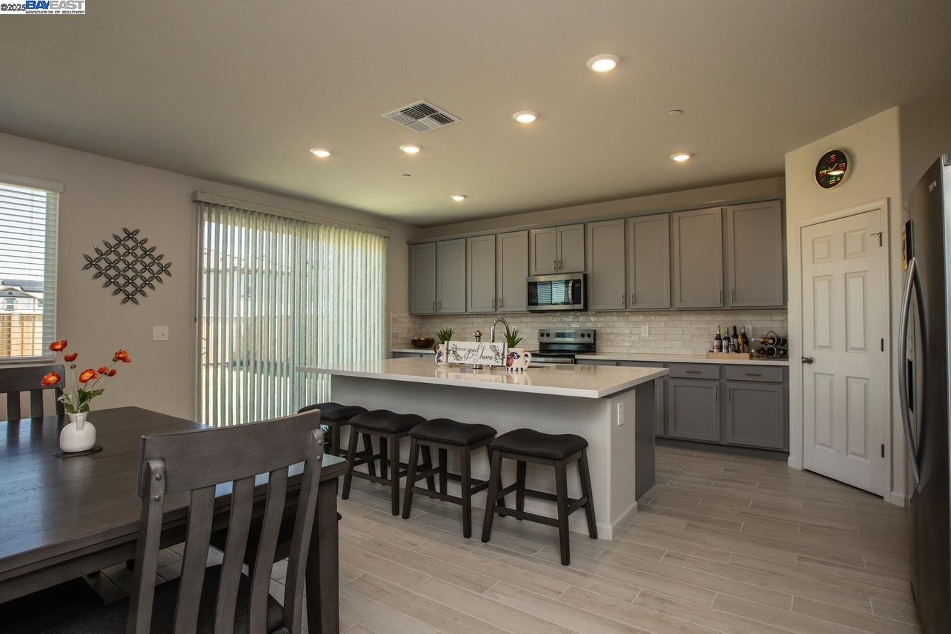 Detail Gallery Image 6 of 25 For 5461 Oneida Way, Antioch,  CA 94531 - 4 Beds | 3 Baths