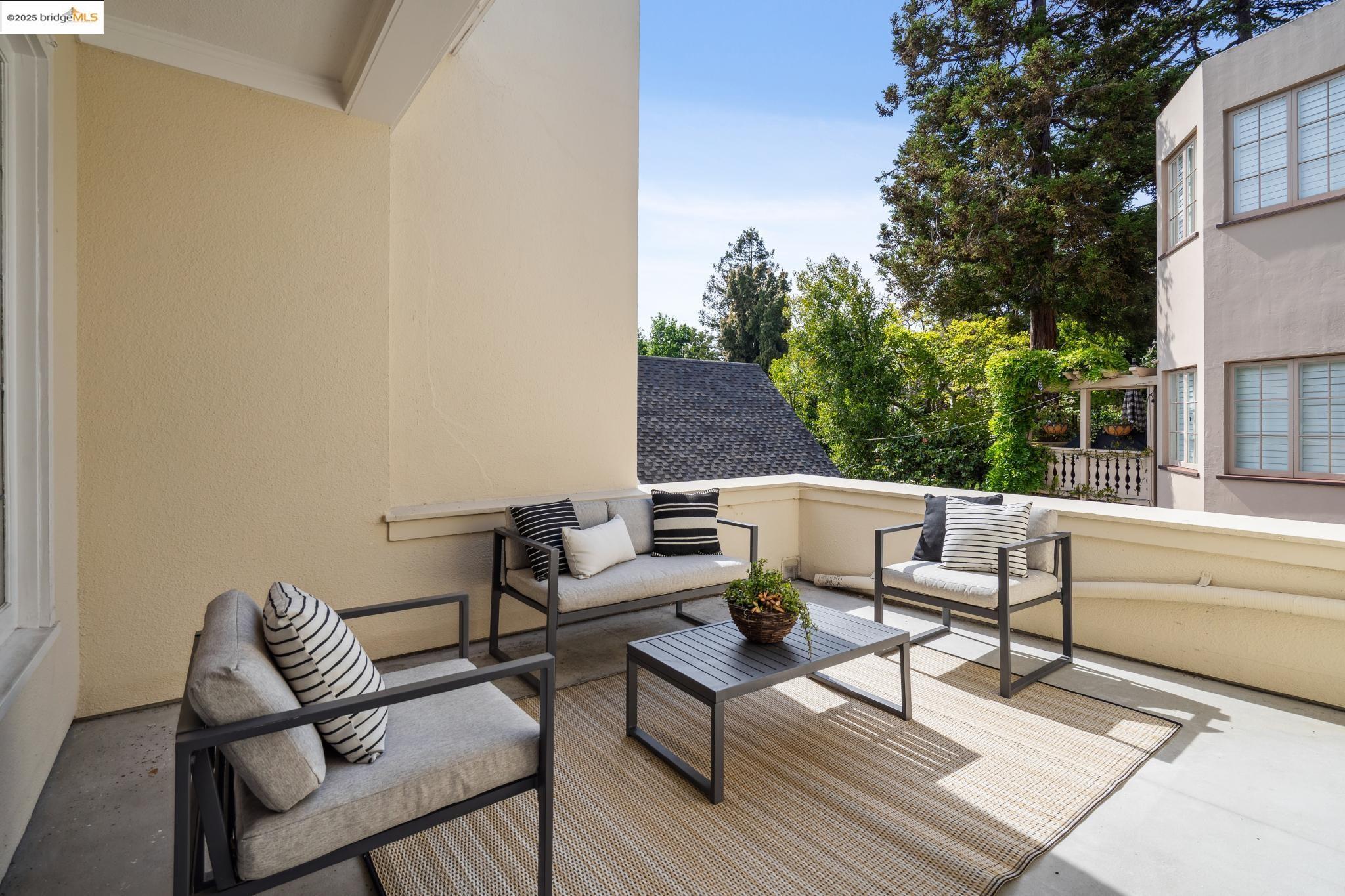858 Rosemount Rd, Oakland, California 94610, 4 Bedrooms Bedrooms, 8 Rooms Rooms,2 BathroomsBathrooms,Residential,For Sale,858 Rosemount Rd,41093240