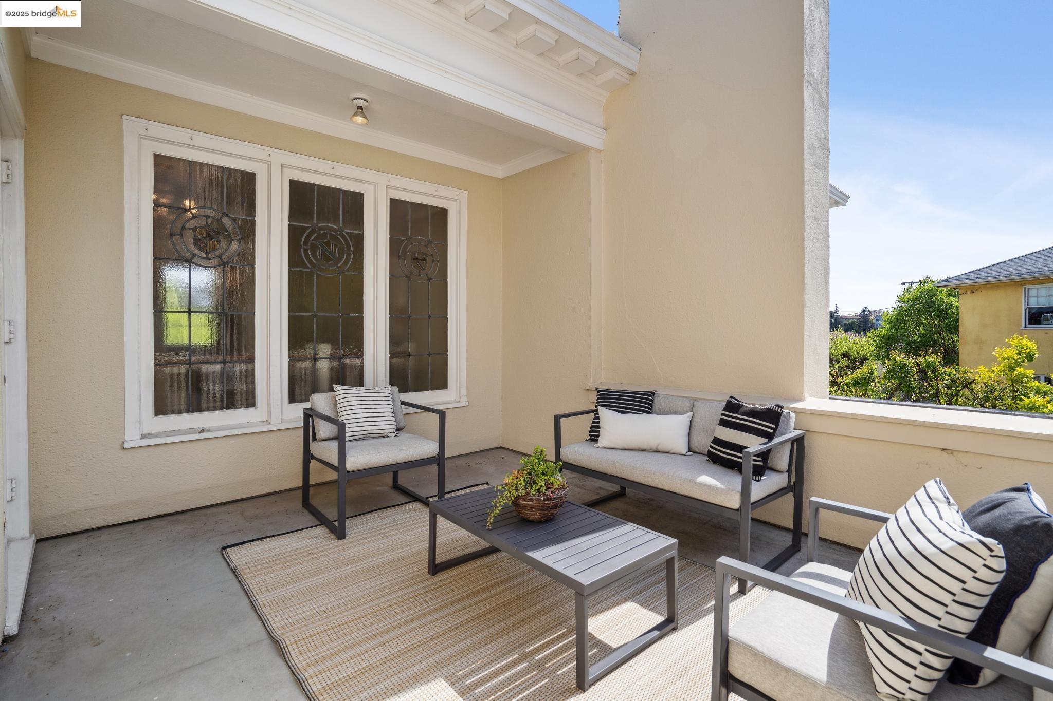 858 Rosemount Rd, Oakland, California 94610, 4 Bedrooms Bedrooms, 8 Rooms Rooms,2 BathroomsBathrooms,Residential,For Sale,858 Rosemount Rd,41093240