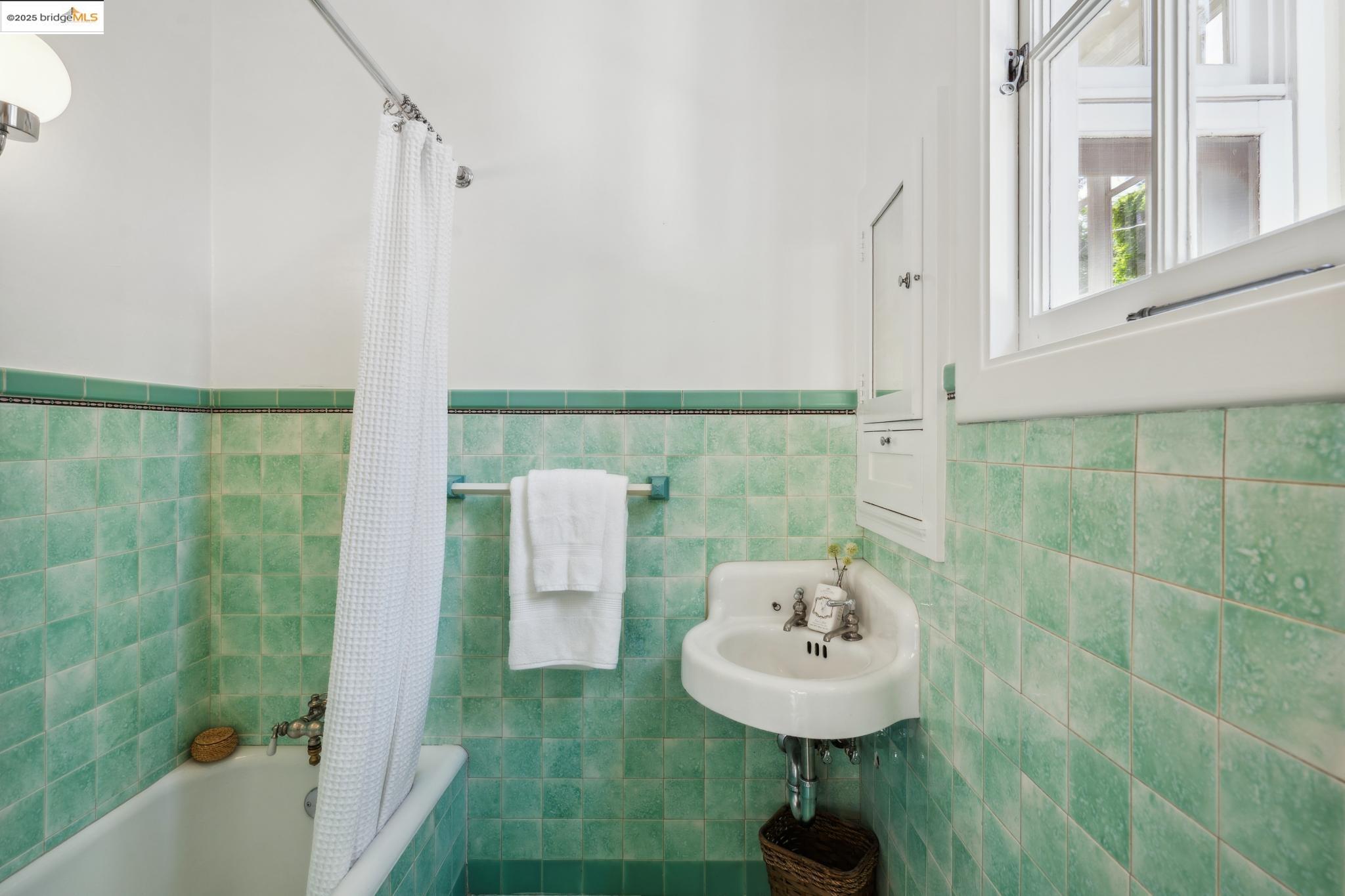858 Rosemount Rd, Oakland, California 94610, 4 Bedrooms Bedrooms, 8 Rooms Rooms,2 BathroomsBathrooms,Residential,For Sale,858 Rosemount Rd,41093240