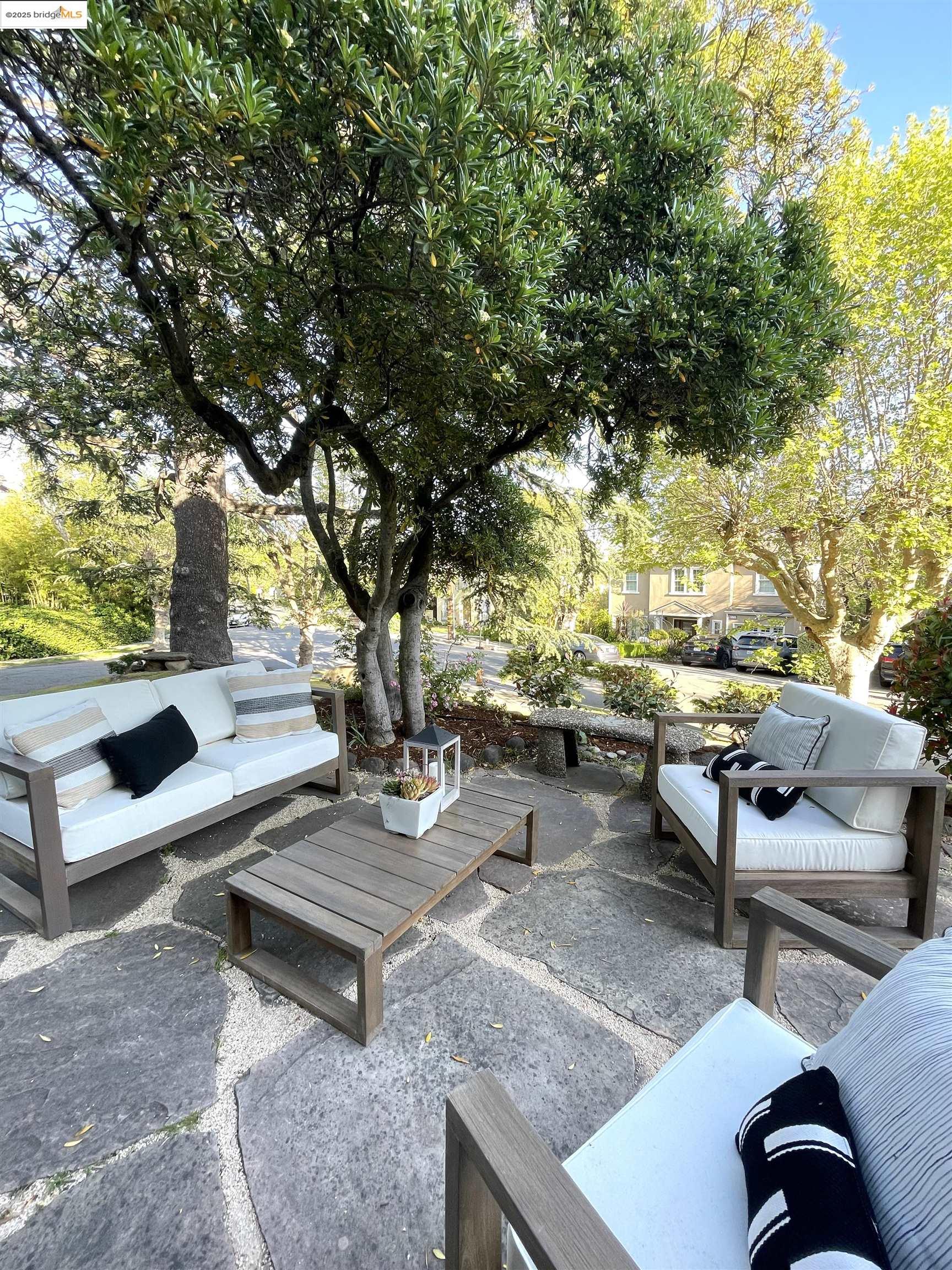 858 Rosemount Rd, Oakland, California 94610, 4 Bedrooms Bedrooms, 8 Rooms Rooms,2 BathroomsBathrooms,Residential,For Sale,858 Rosemount Rd,41093240
