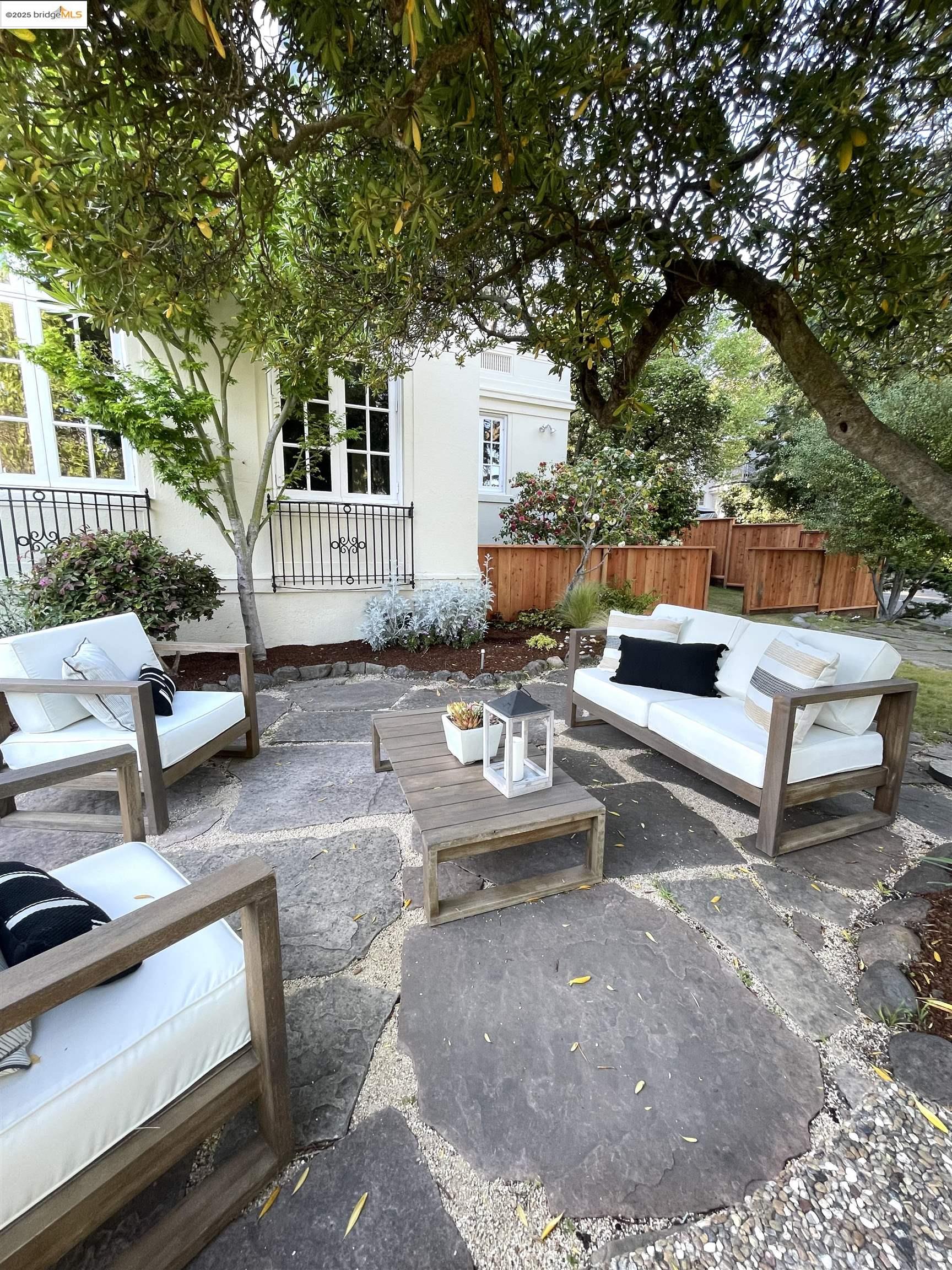 858 Rosemount Rd, Oakland, California 94610, 4 Bedrooms Bedrooms, 8 Rooms Rooms,2 BathroomsBathrooms,Residential,For Sale,858 Rosemount Rd,41093240