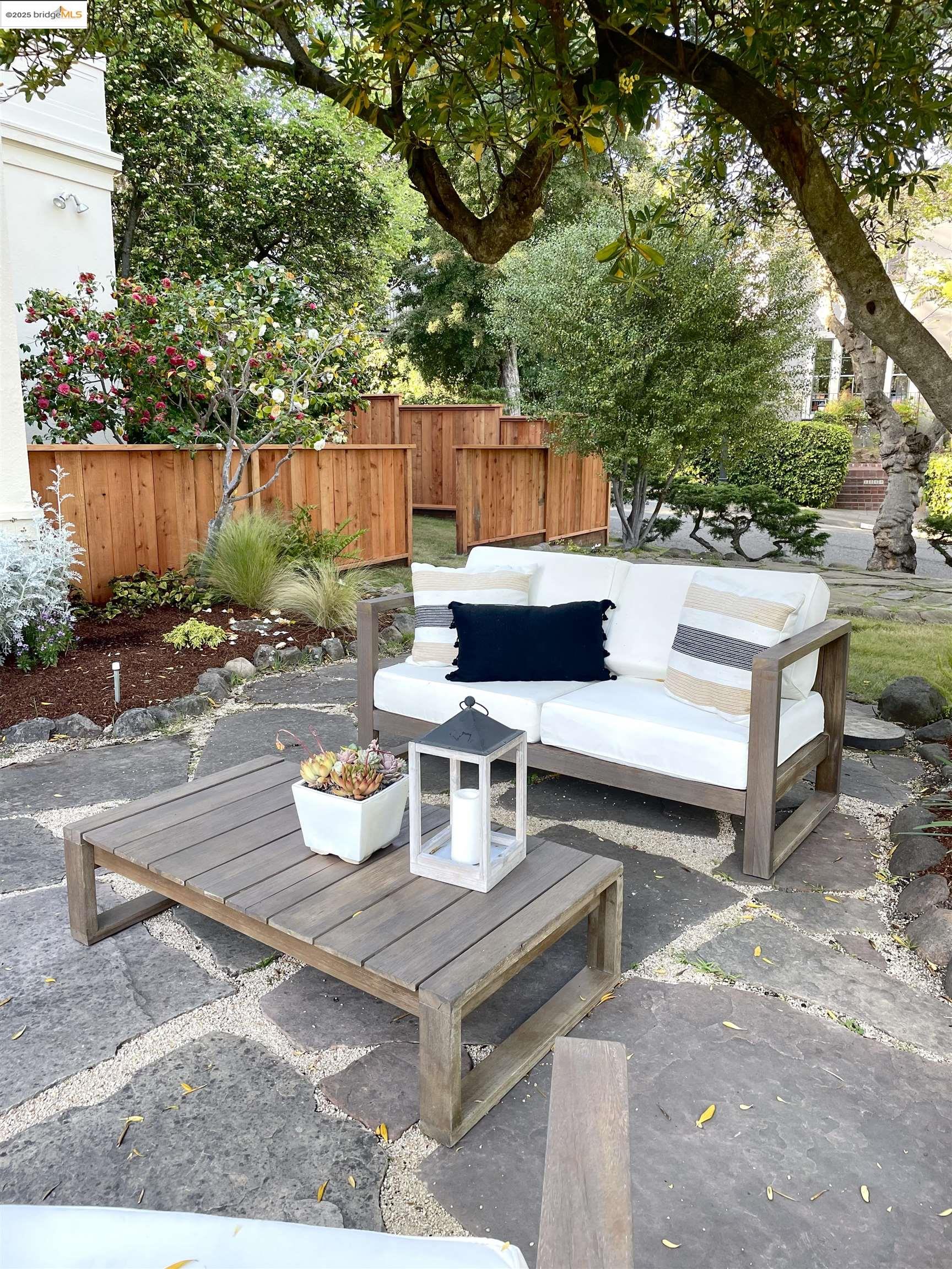 858 Rosemount Rd, Oakland, California 94610, 4 Bedrooms Bedrooms, 8 Rooms Rooms,2 BathroomsBathrooms,Residential,For Sale,858 Rosemount Rd,41093240
