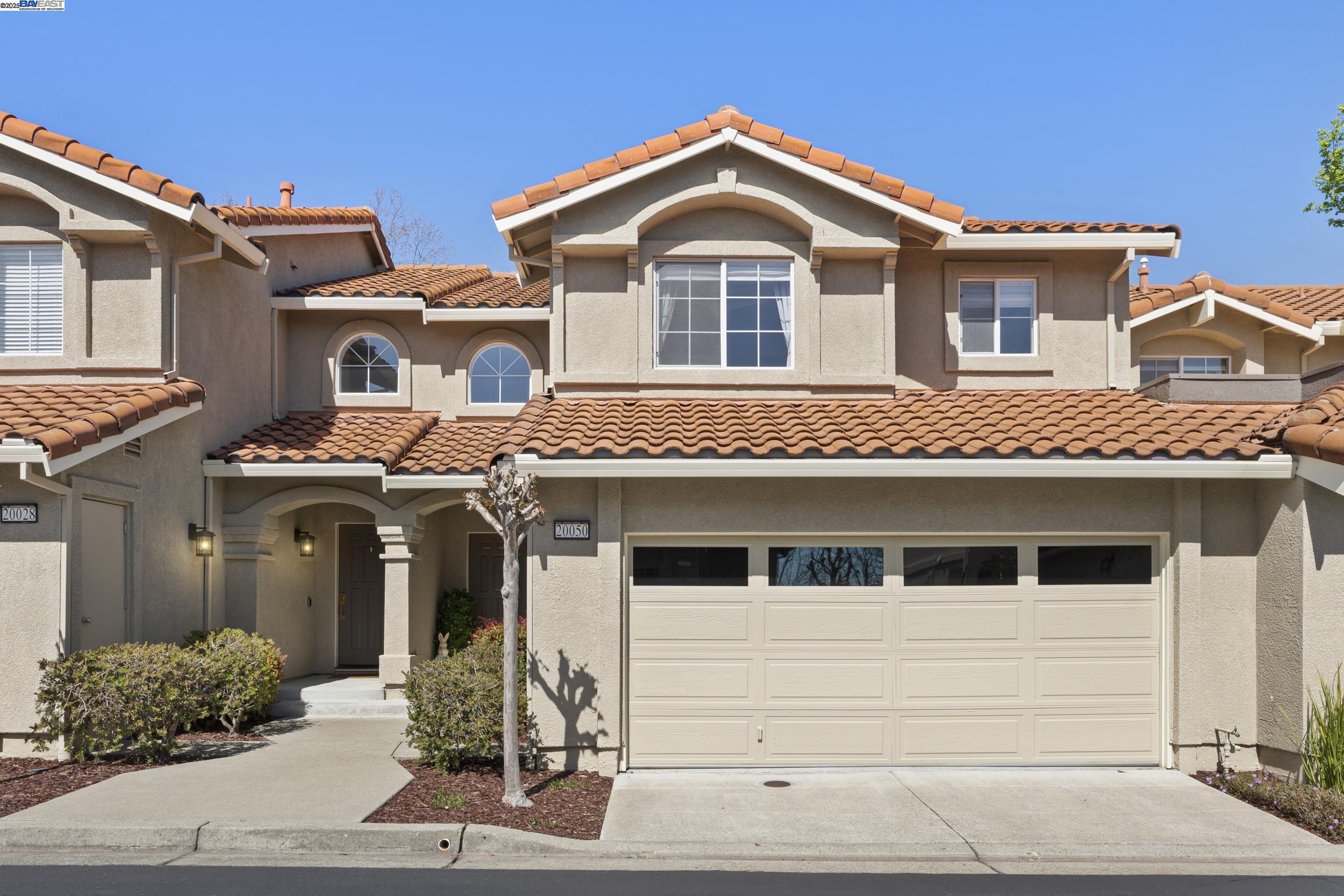 Detail Gallery Image 1 of 31 For 20050 Summercrest Dr, Castro Valley,  CA 94552 - 2 Beds | 2/1 Baths