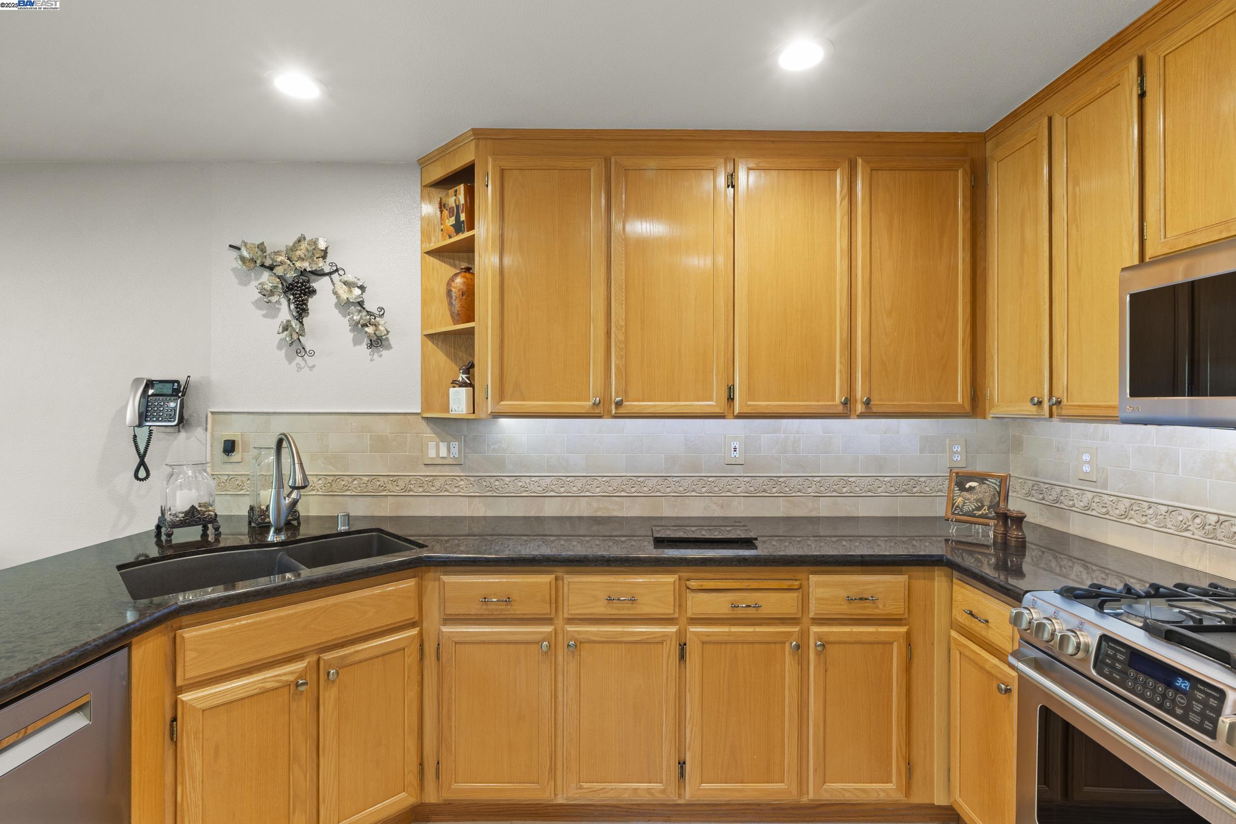 Detail Gallery Image 16 of 31 For 20050 Summercrest Dr, Castro Valley,  CA 94552 - 2 Beds | 2/1 Baths