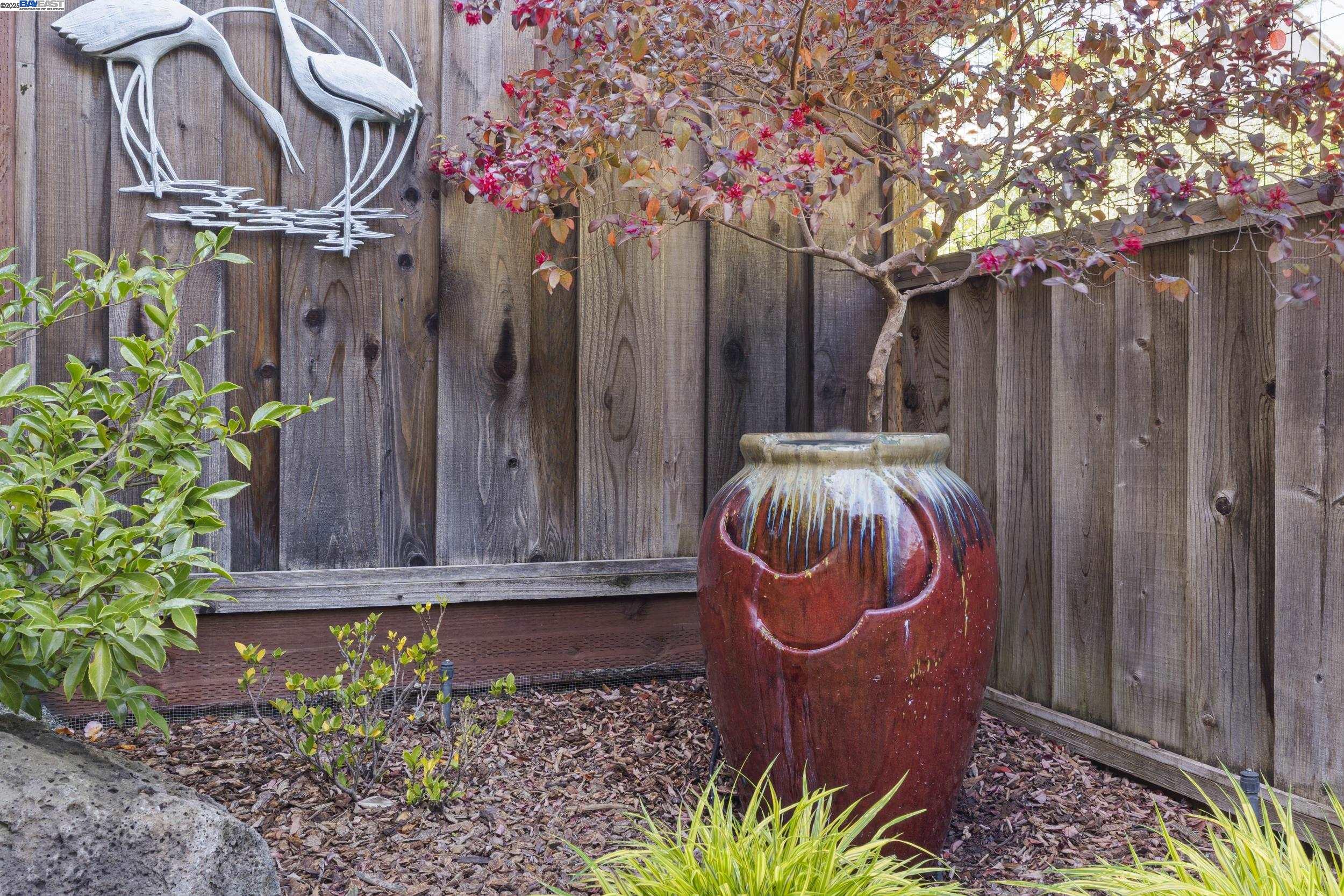 Detail Gallery Image 30 of 31 For 20050 Summercrest Dr, Castro Valley,  CA 94552 - 2 Beds | 2/1 Baths