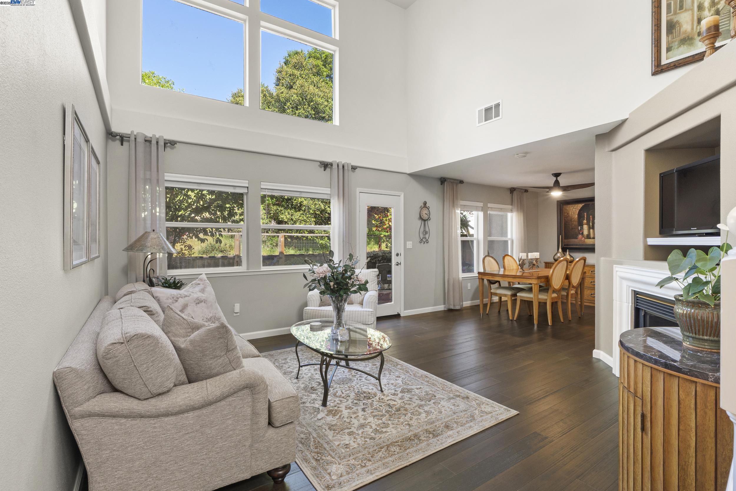 Detail Gallery Image 4 of 31 For 20050 Summercrest Dr, Castro Valley,  CA 94552 - 2 Beds | 2/1 Baths
