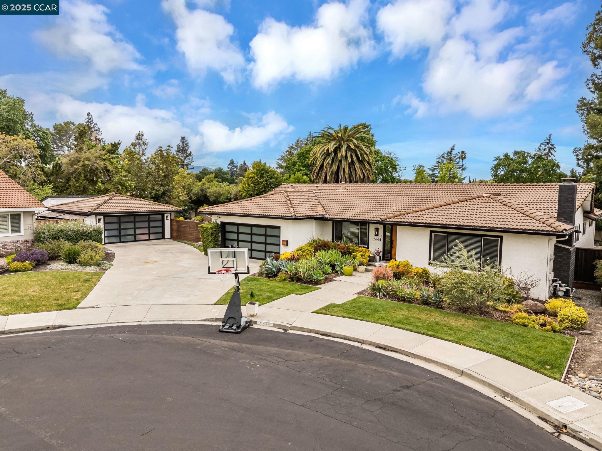 Detail Gallery Image 3 of 56 For 2444 Aarles Ct, Walnut Creek,  CA 94598 - 5 Beds | 2/1 Baths