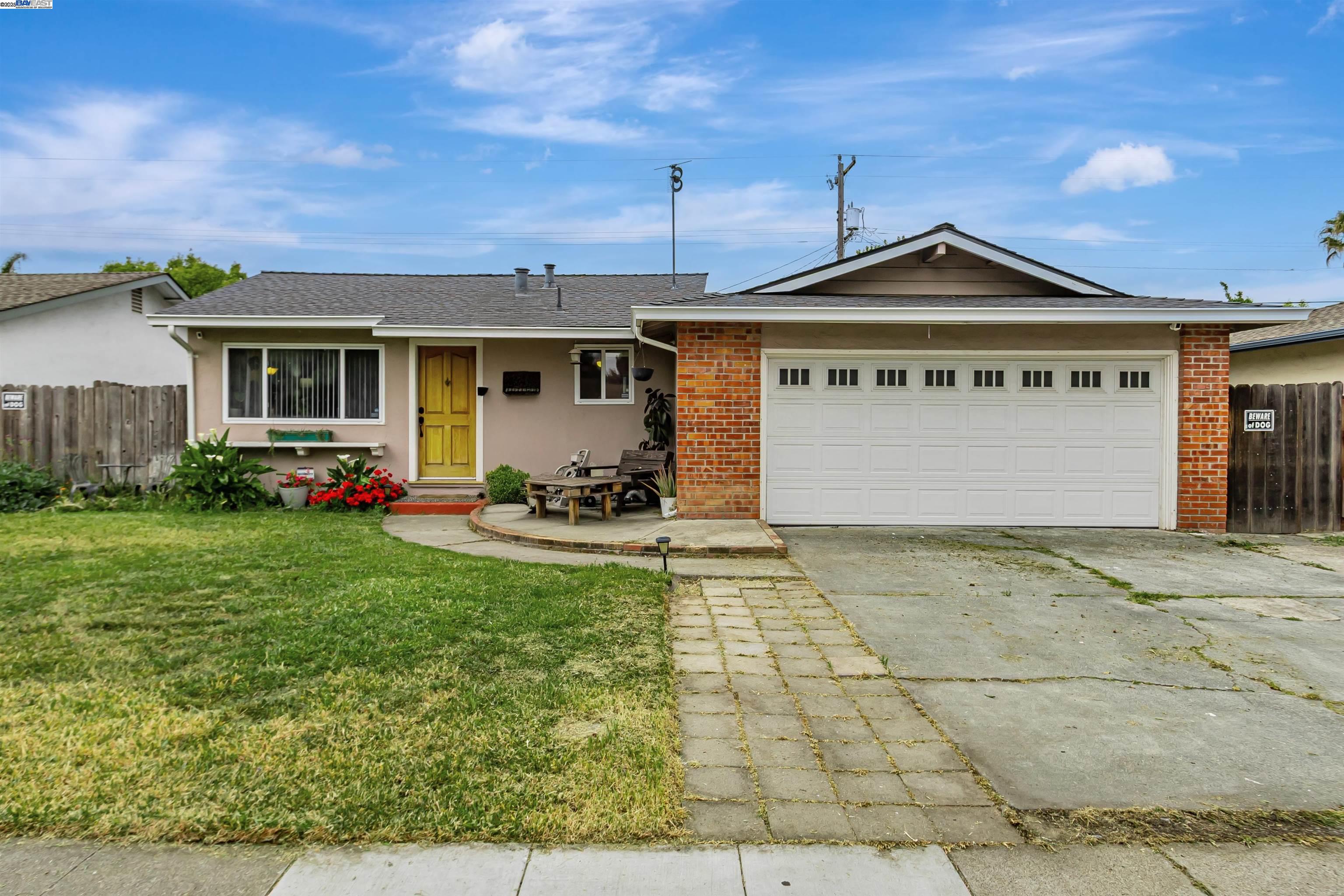 Detail Gallery Image 1 of 12 For 4975 Roeder Road, San Jose,  CA 95111 - 3 Beds | 1 Baths