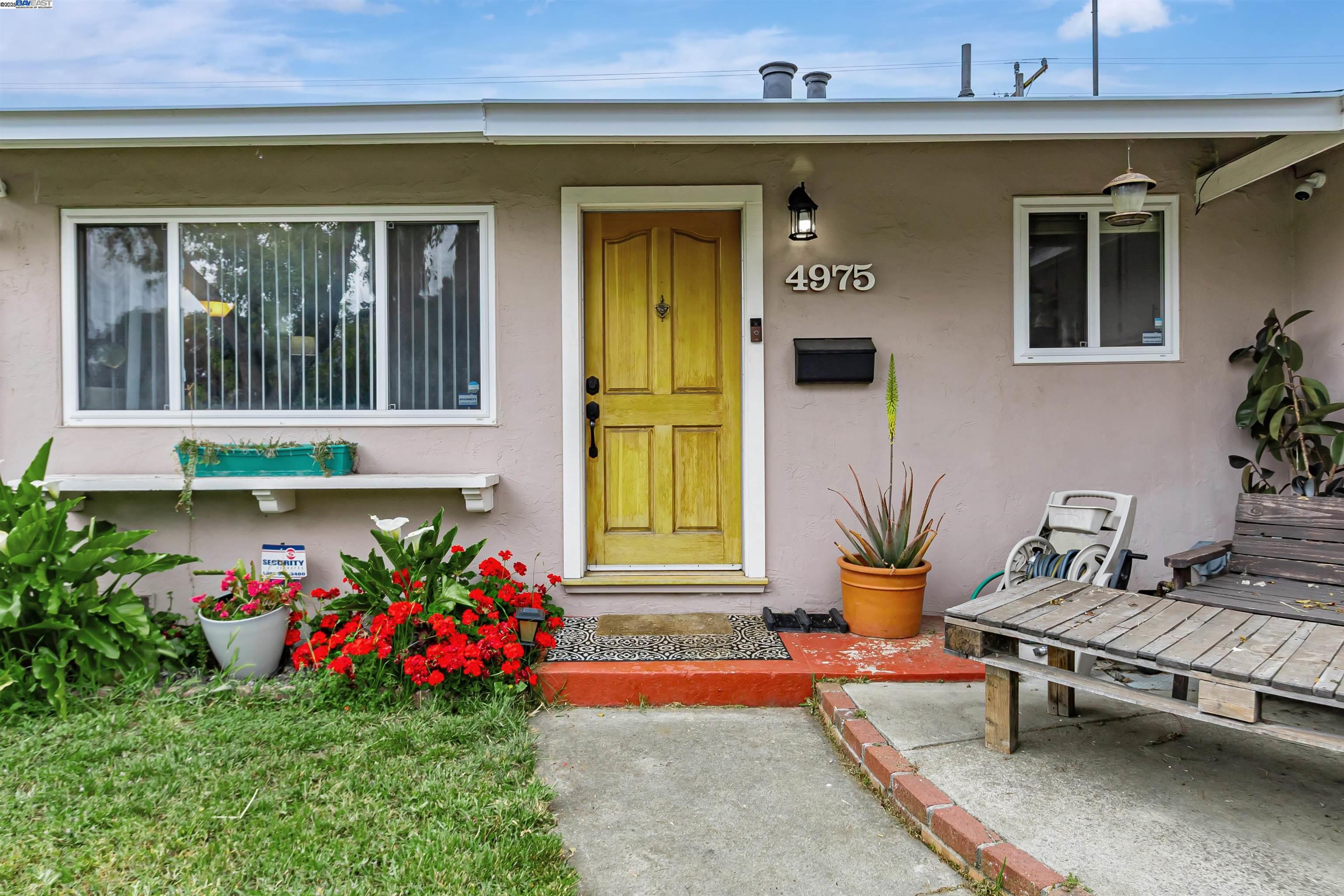 Detail Gallery Image 2 of 12 For 4975 Roeder Road, San Jose,  CA 95111 - 3 Beds | 1 Baths