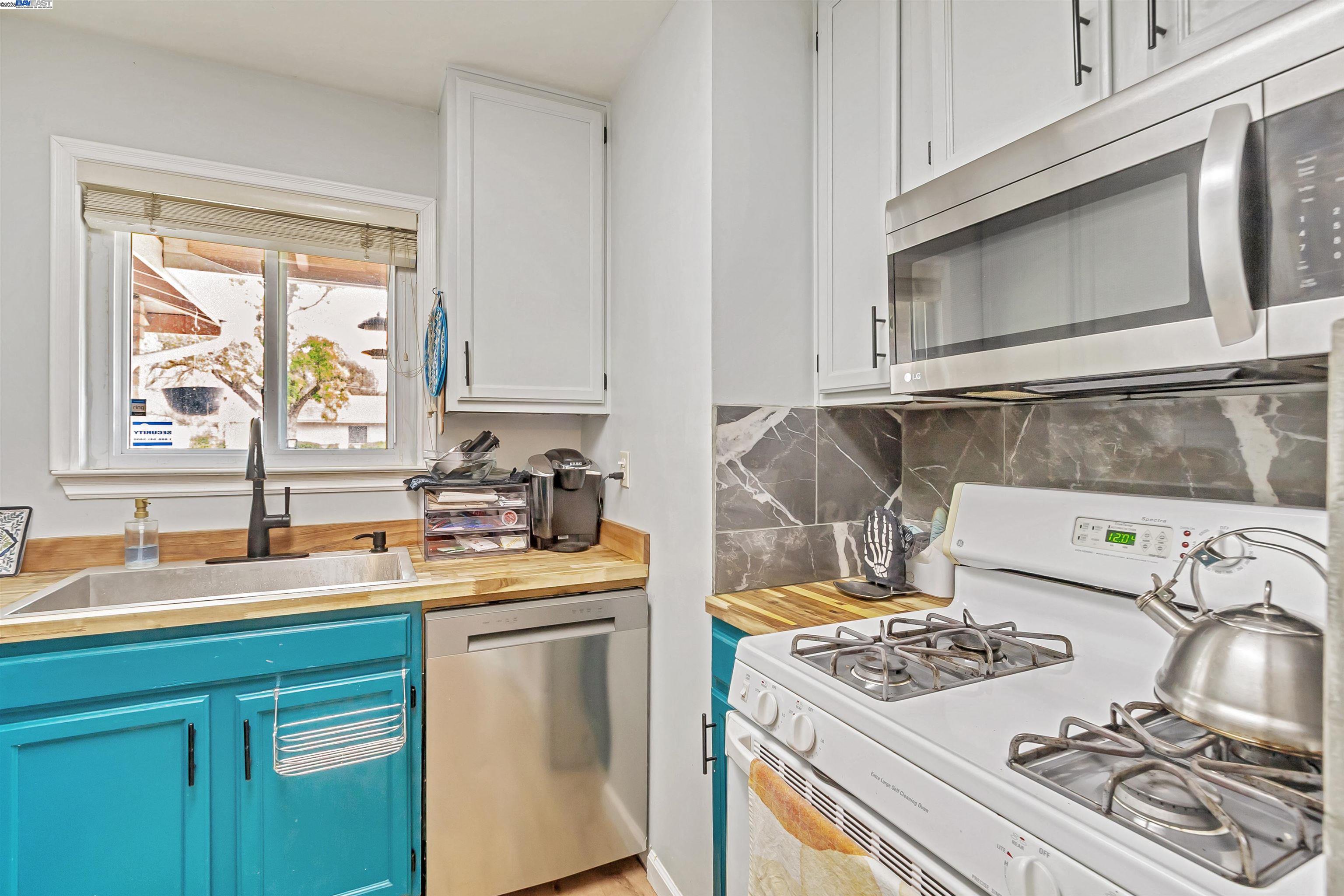 Detail Gallery Image 6 of 12 For 4975 Roeder Road, San Jose,  CA 95111 - 3 Beds | 1 Baths