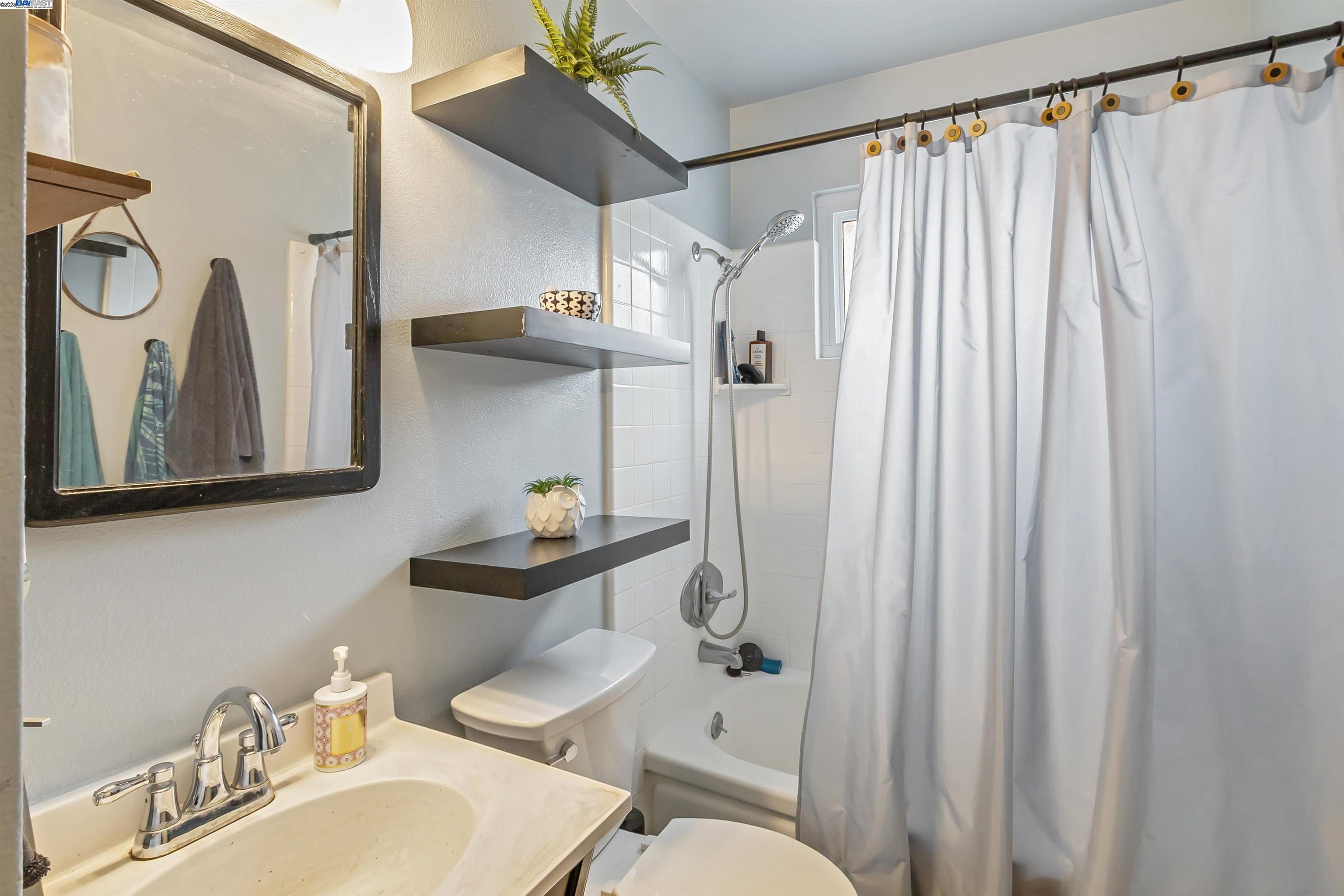 Detail Gallery Image 8 of 12 For 4975 Roeder Road, San Jose,  CA 95111 - 3 Beds | 1 Baths