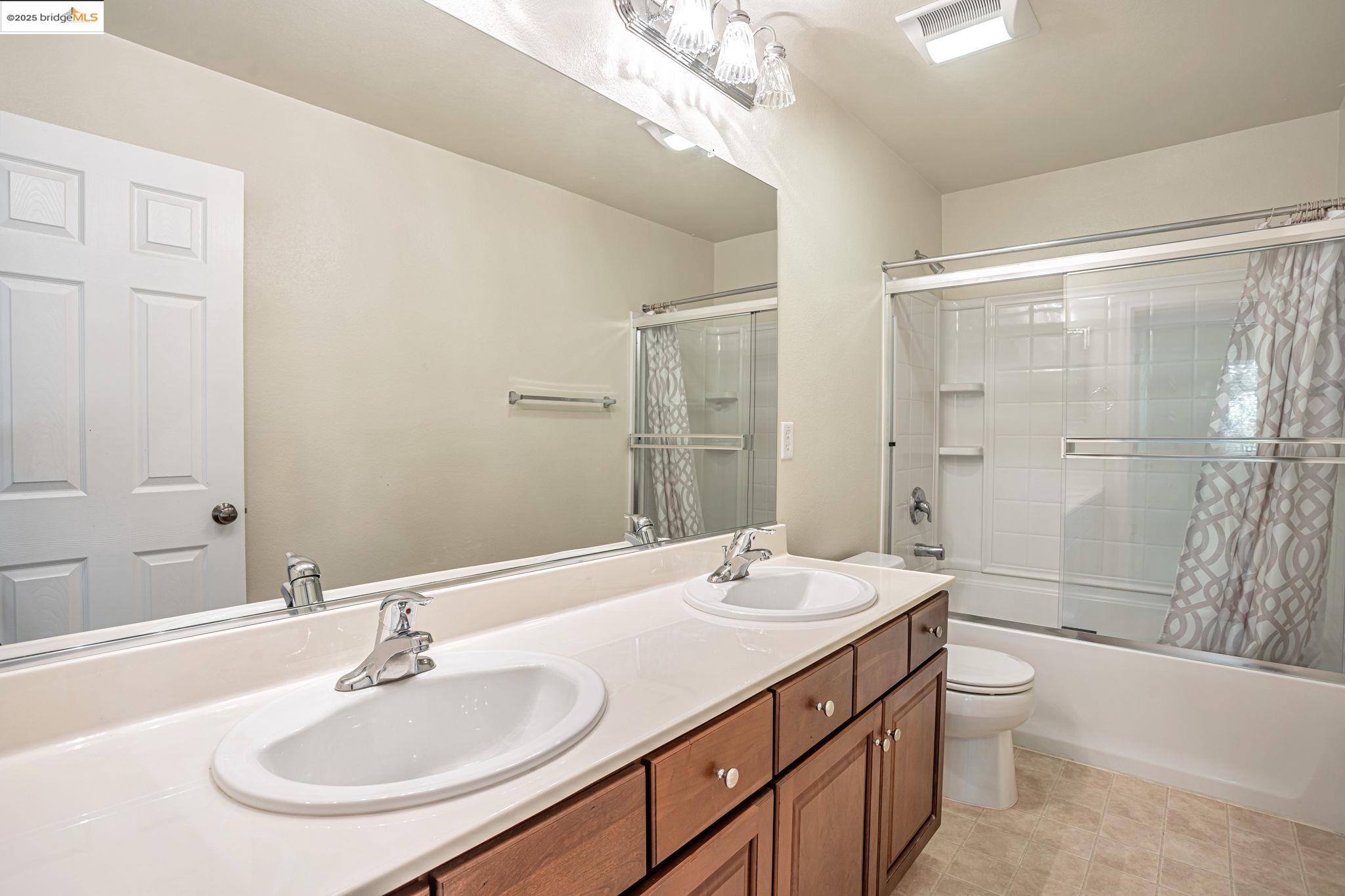 Detail Gallery Image 43 of 52 For 1319 Teal Hollow Dr, Yuba City,  CA 95993 - 5 Beds | 3 Baths