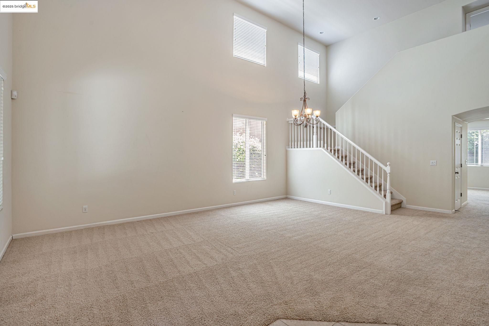 Detail Gallery Image 6 of 52 For 1319 Teal Hollow Dr, Yuba City,  CA 95993 - 5 Beds | 3 Baths