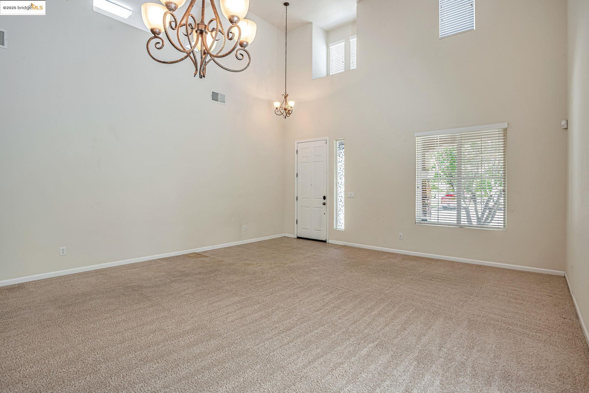Detail Gallery Image 8 of 52 For 1319 Teal Hollow Dr, Yuba City,  CA 95993 - 5 Beds | 3 Baths
