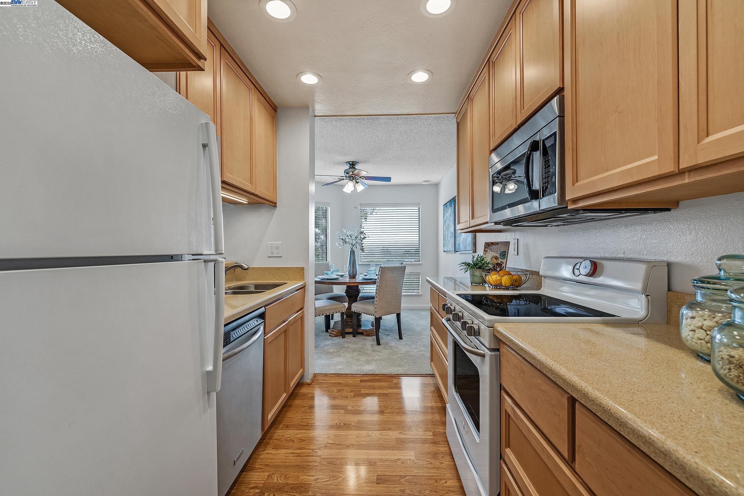 Detail Gallery Image 4 of 26 For 21109 Gary Dr #209,  Hayward,  CA 94546 - 1 Beds | 1 Baths
