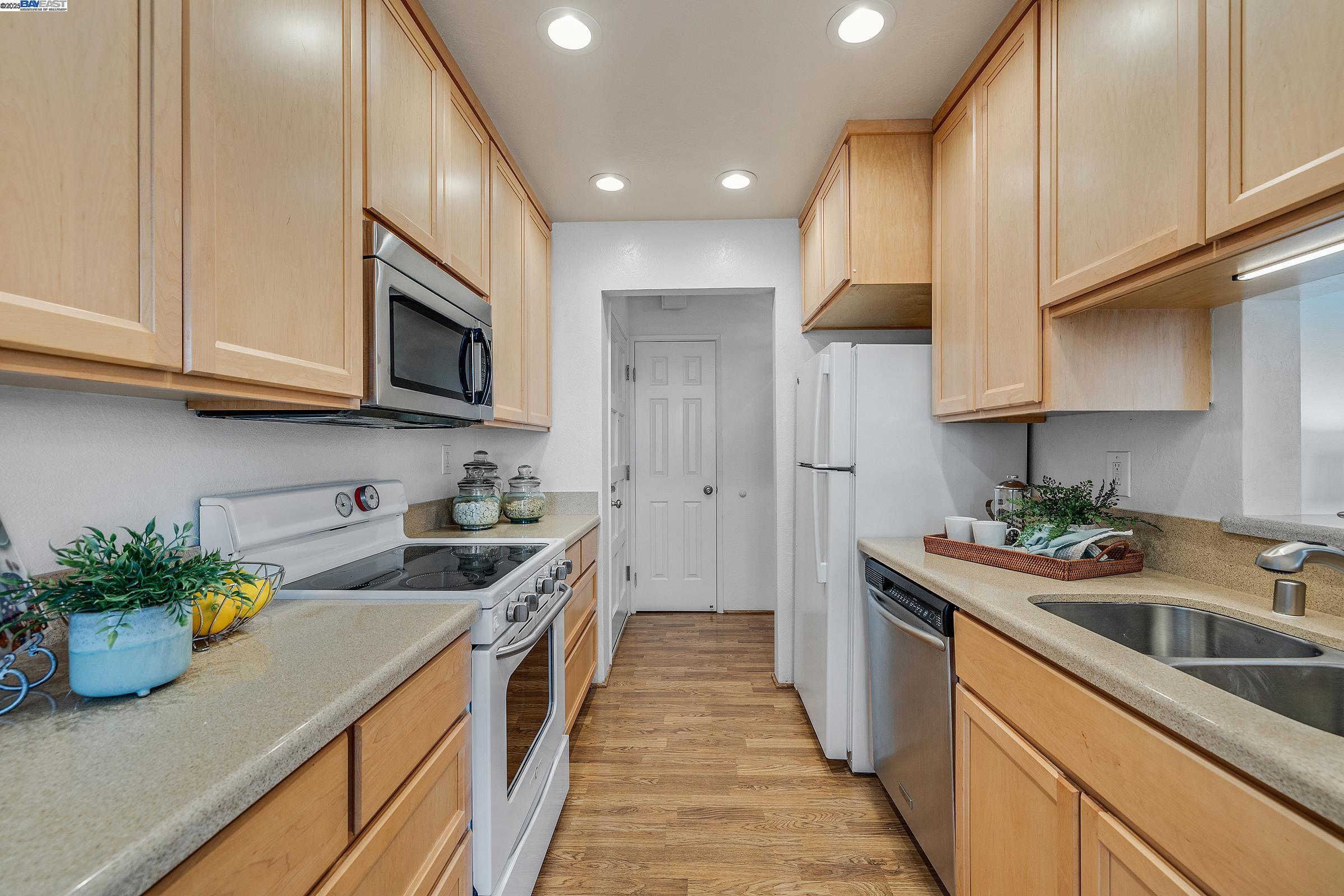 Detail Gallery Image 7 of 26 For 21109 Gary Dr #209,  Hayward,  CA 94546 - 1 Beds | 1 Baths
