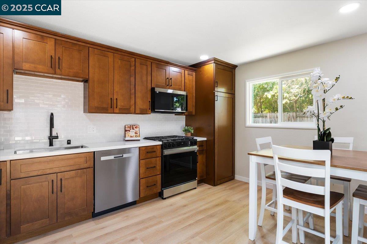 Detail Gallery Image 4 of 28 For 4178 Huckleberry Dr, Concord,  CA 94521 - 4 Beds | 2 Baths